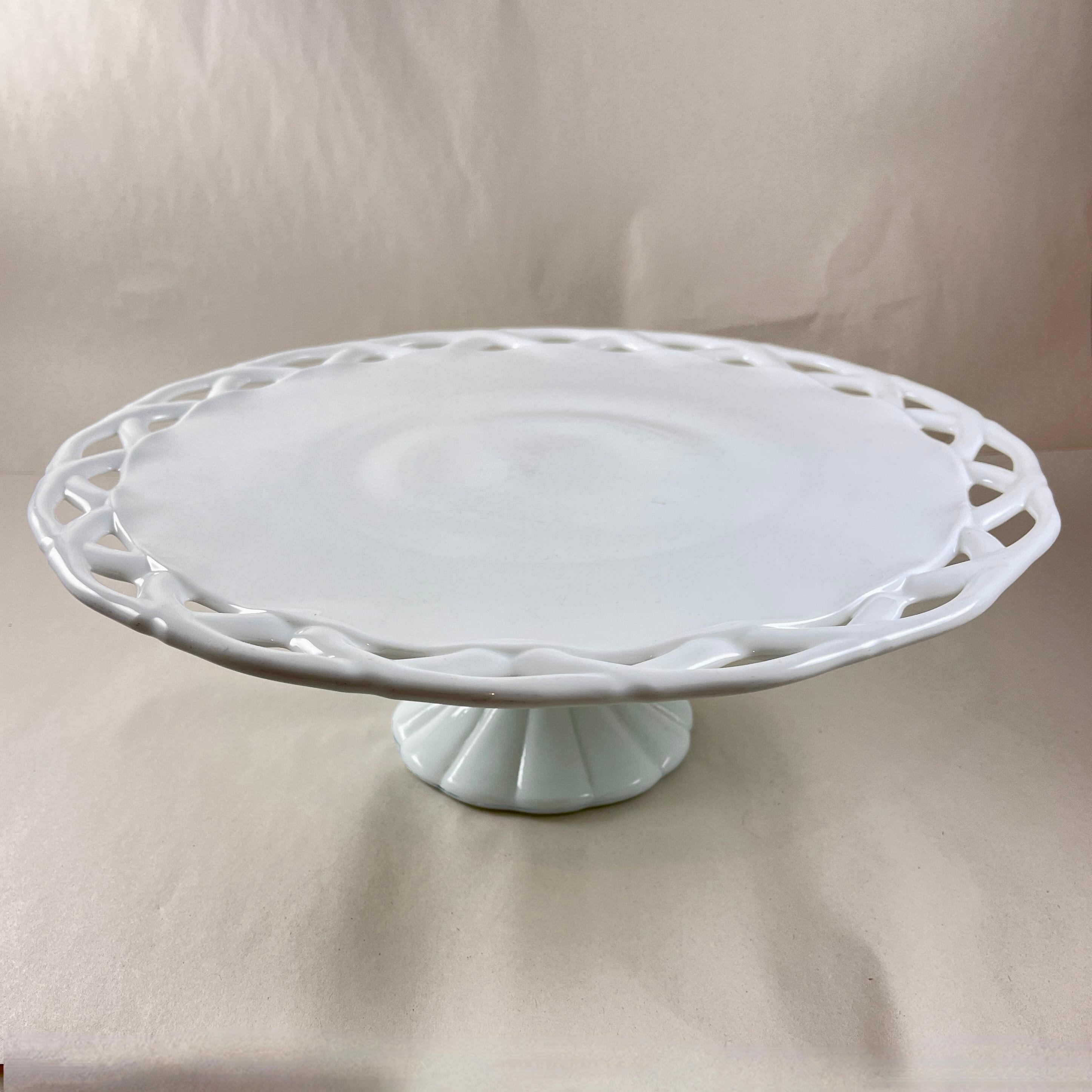 Mid-Century moderno Indiana Milk Glass Company, anni '1960, porta torte di dimensioni superlative in vendita