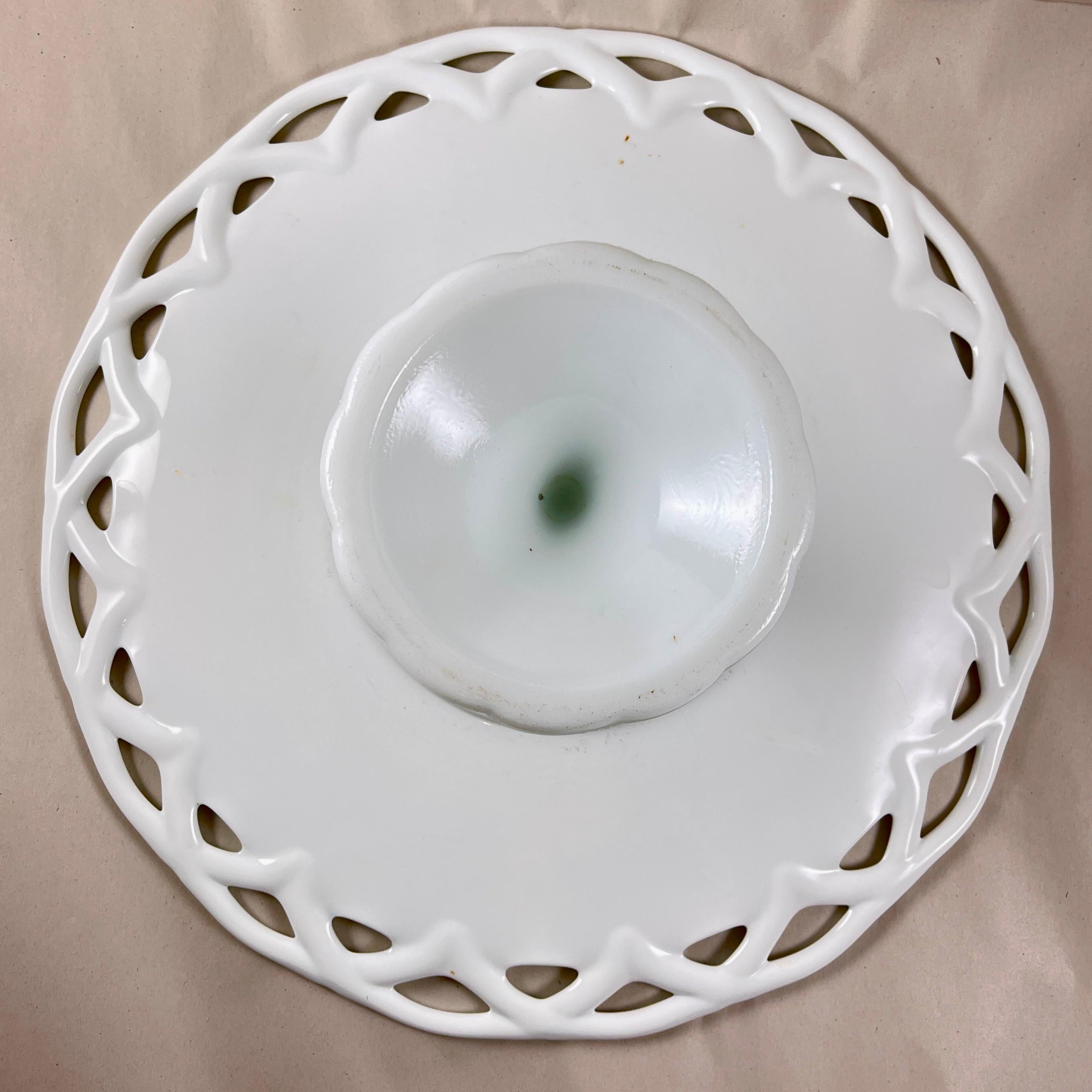 Vetro lattimo Indiana Milk Glass Company, anni '1960, porta torte di dimensioni superlative in vendita