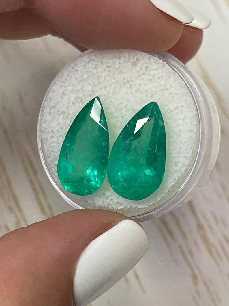 A. Stone: Smeraldo
Peso totale: 10,62-tcw
Forma: Taglio a pera
Chiarezza: Trasparente
Lucentezza: Molto buono
Colore: Greene & Greene medio
Misure: 16,33mm x 8,89mm x 6,77mm // 16,08mm x 9,27mm x 7,30mm
Origine geografica: Colombia
Trattamento: