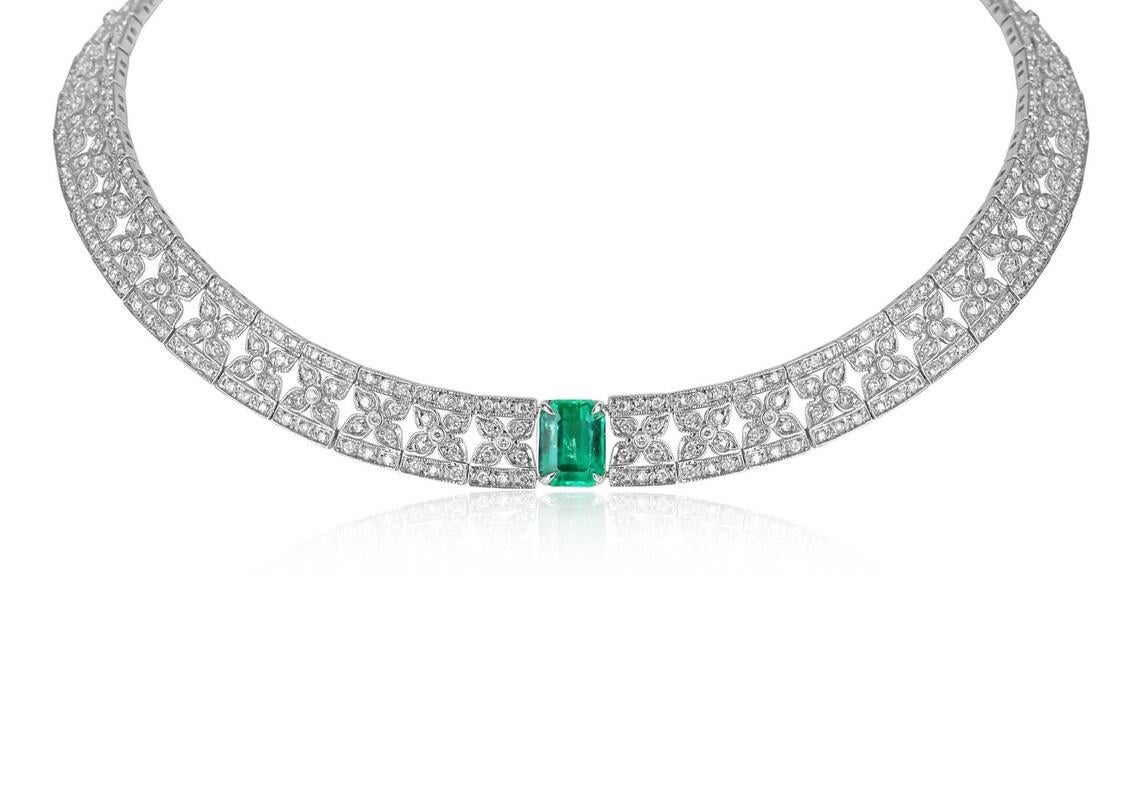 Adatto ai reali, il girocollo con smeraldo colombiano e diamanti è uno straordinario capolavoro di opulenza ed eleganza. Al centro si trova un magnifico smeraldo colombiano da 5,33 carati, che vanta un'accattivante tonalità verde-bluastra con una