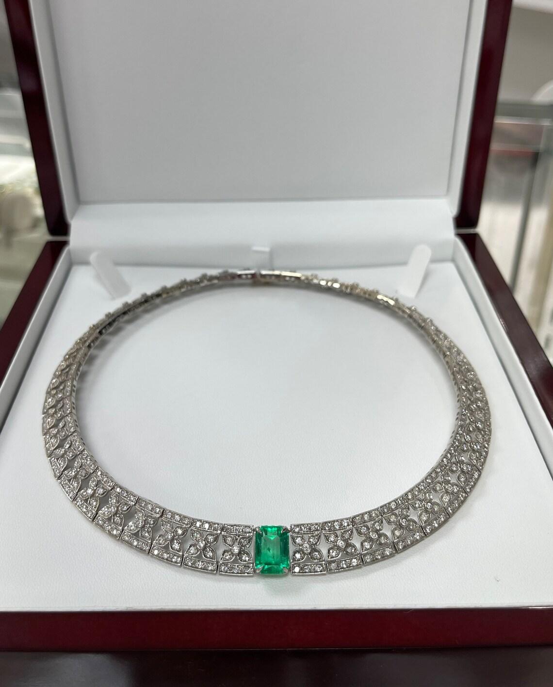 Uomo Collana a girocollo floreale con smeraldo colombiano reale e diamanti da 10,62tcw 18K in vendita