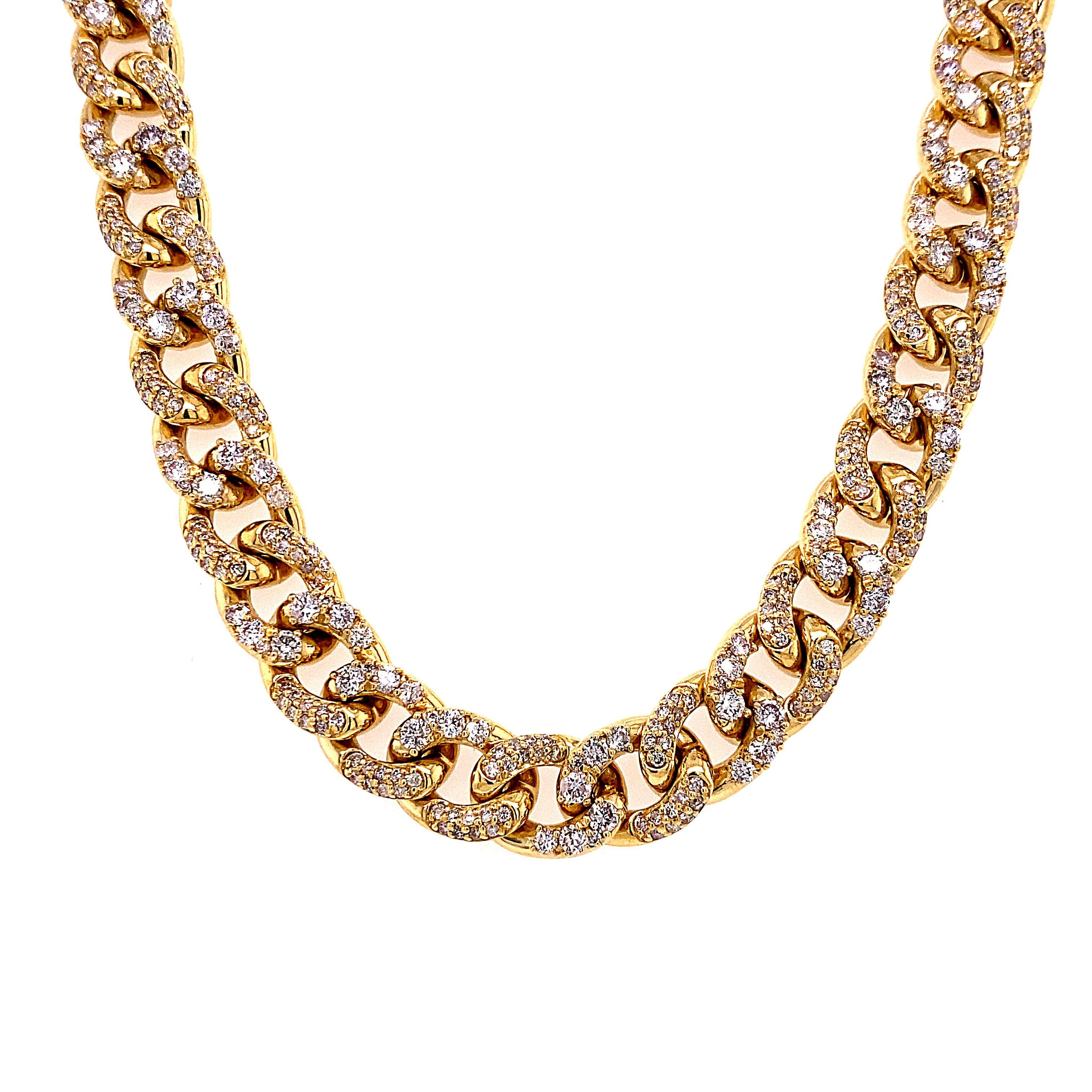Collier moderne à maillons cubains en diamant.
900 diamants ronds, 10,63 carats au total. Couleur G/H et pureté SI. Or jaune 18k, 75.83 grammes, et 17.75 pouces.
Sur demande, une évaluation à jour par un GIA G.G. est fournie après l'achat. Veuillez
