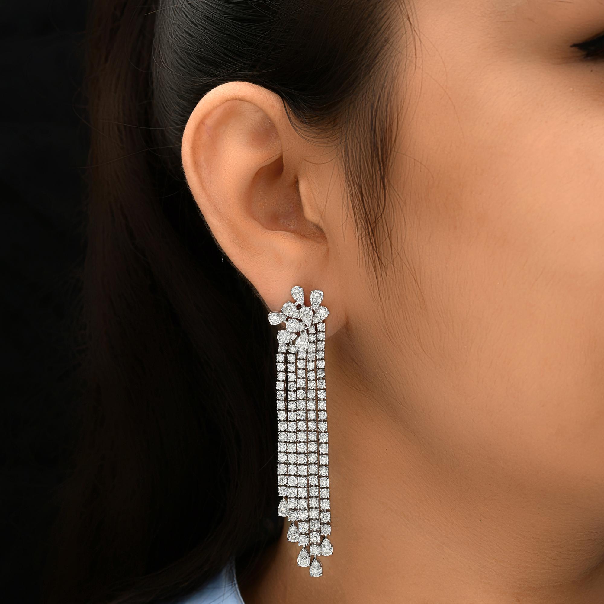 10,64 Karat Runder Brillantschliff Diamant-Kronleuchter-Ohrringe 14 Karat Weißgold
Diese Ohrringe sind meisterhaft mit runden und birnenförmig geschliffenen Diamanten in fünf Reihen mit runden Diamanten in der Mitte der Reihen und birnenförmig