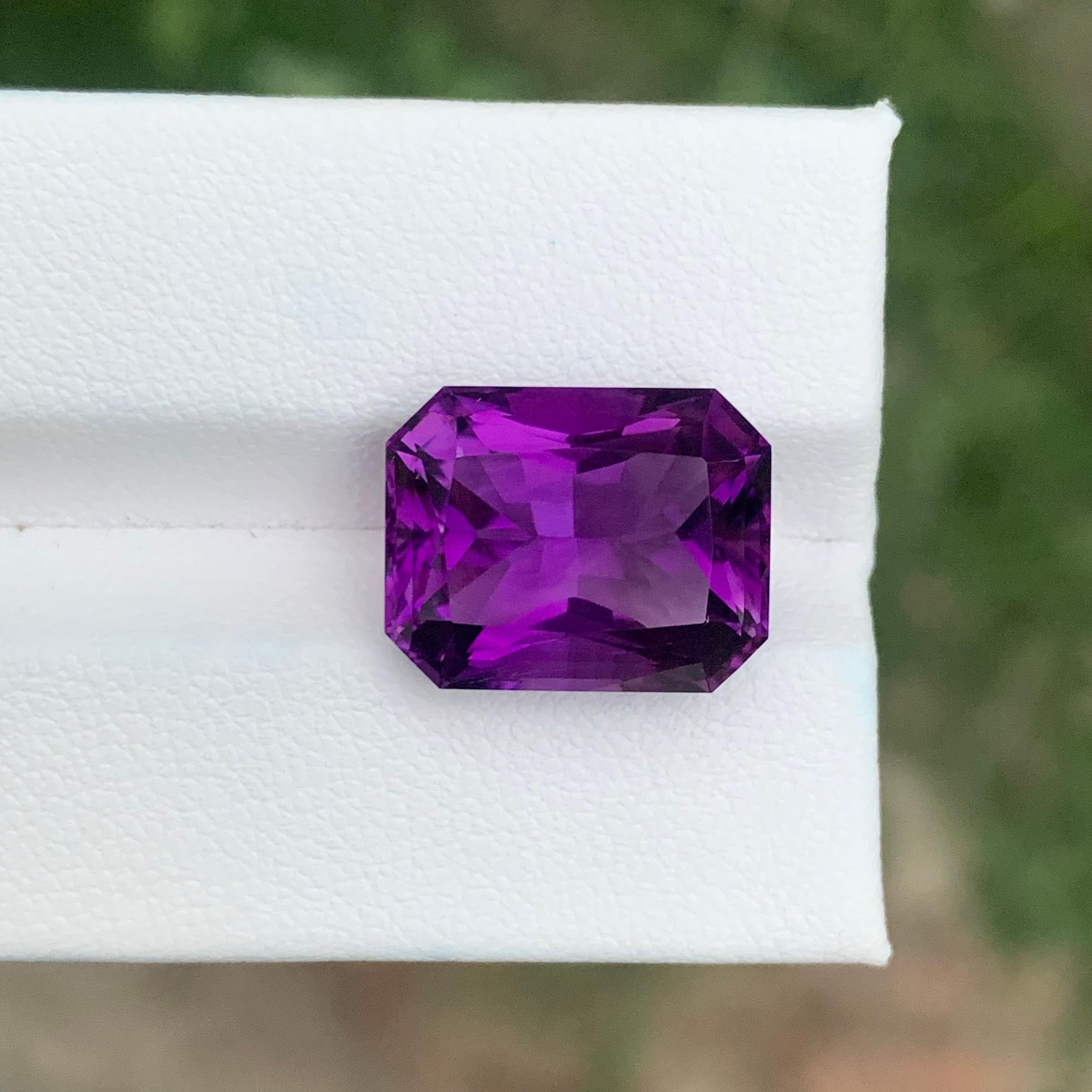 Stein: Amethyst

Gewicht : 10,65 Karat
Abmessungen: 14,8 x 11,7 x 9 mm
Herkunft: Brasilien
Form: Achteck
Farbe: Lila
Behandlung: Nicht
Zertifikat: Auf Kundenwunsch

Der Amethyst, eine atemberaubende violette Quarzsorte, ist nicht nur für seine