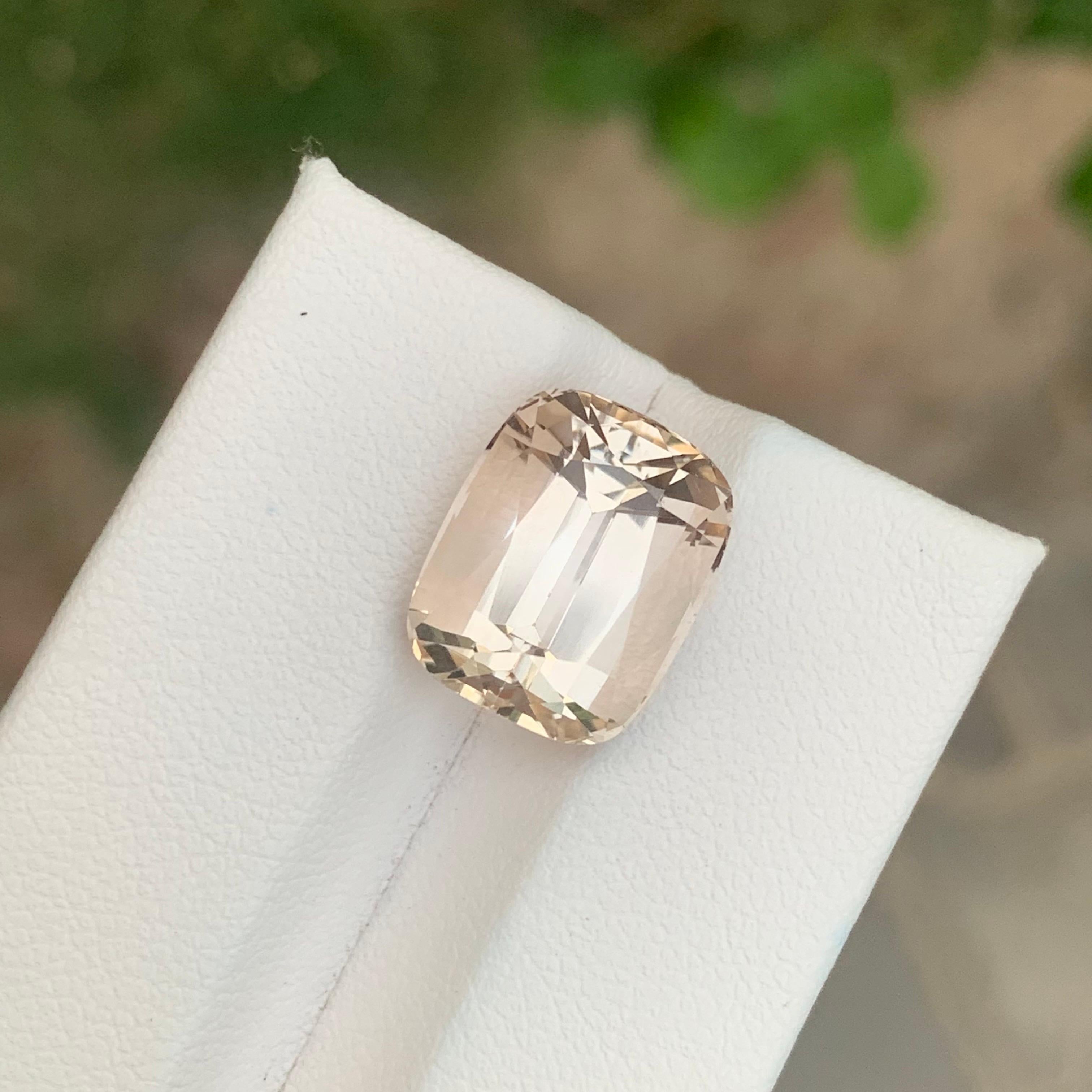 10.65 Carat Natural Loose Golden Topaz From Skardu Mine Pakistan en vente 3