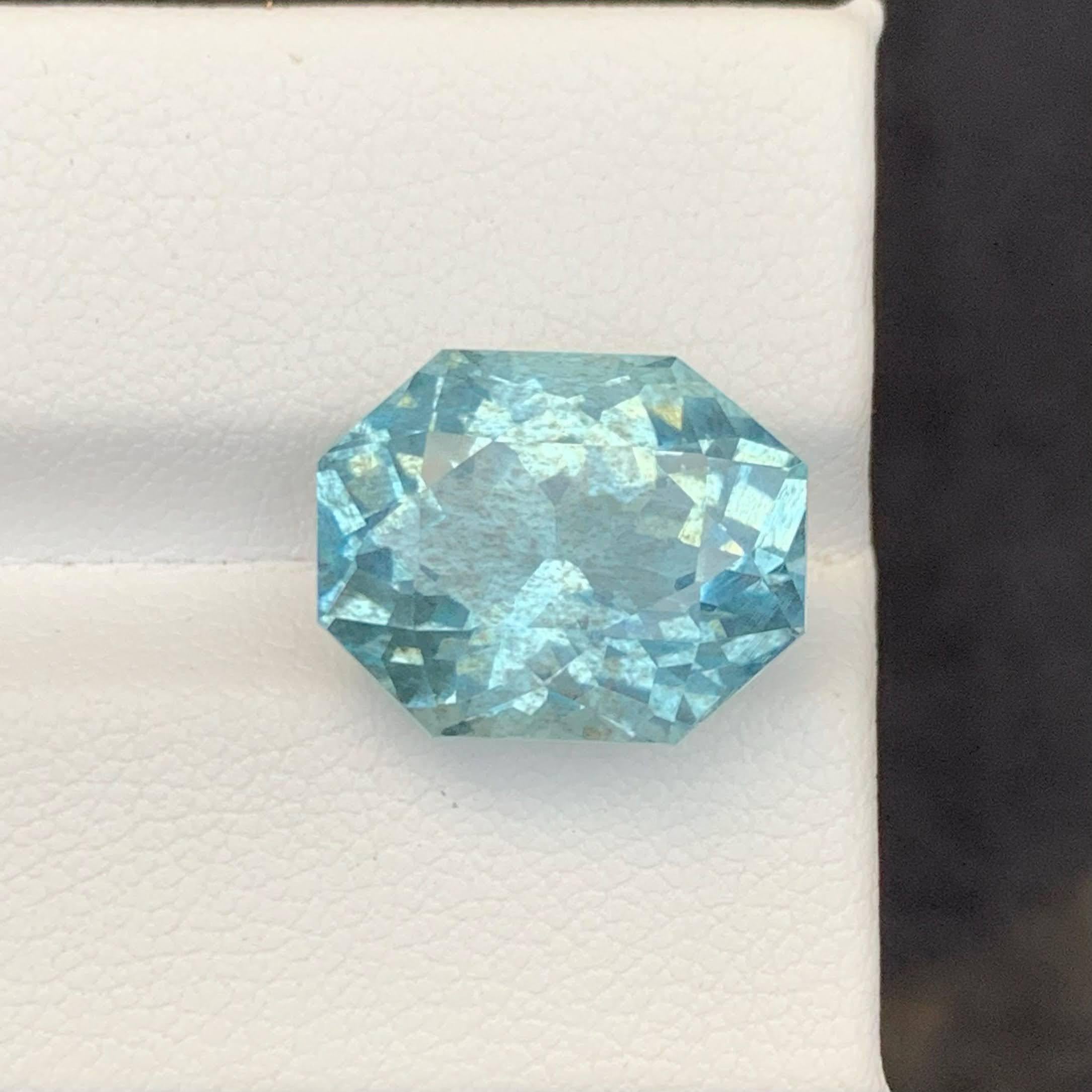 Peso 10,65 quilates 
Dimensiones 14,4x11,4x9,8 mm
Tratamiento Ninguno 
Origen África 
Claridad SI 
Forma Corte Esmeralda 





Esta Aguamarina Azul Marino Natural Suelta de 10,65 quilates es una gema impresionante, elaborada con maestría en una