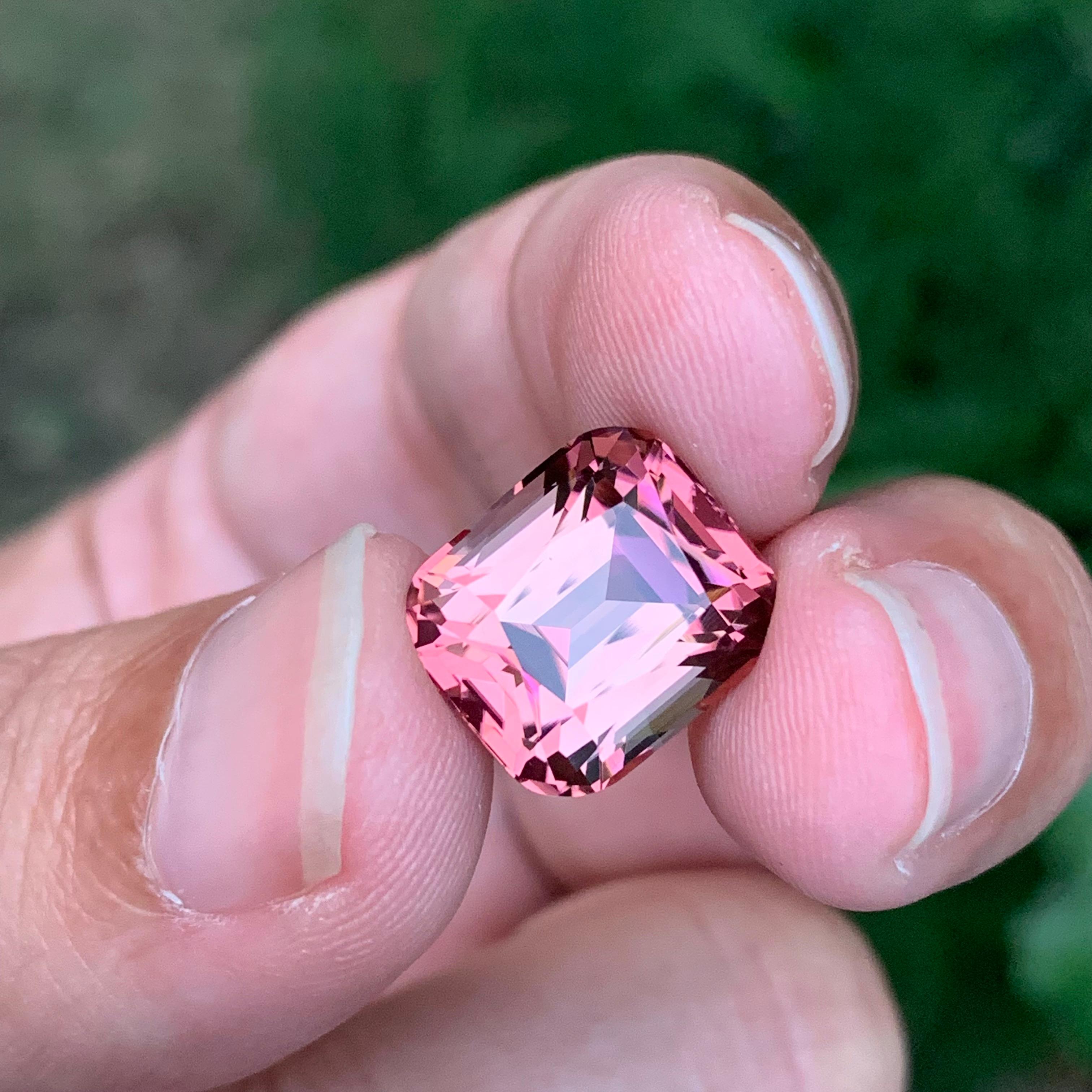 Splendida tormalina rosa sfusa di 10,65 carati a forma di cuscino in vendita 4