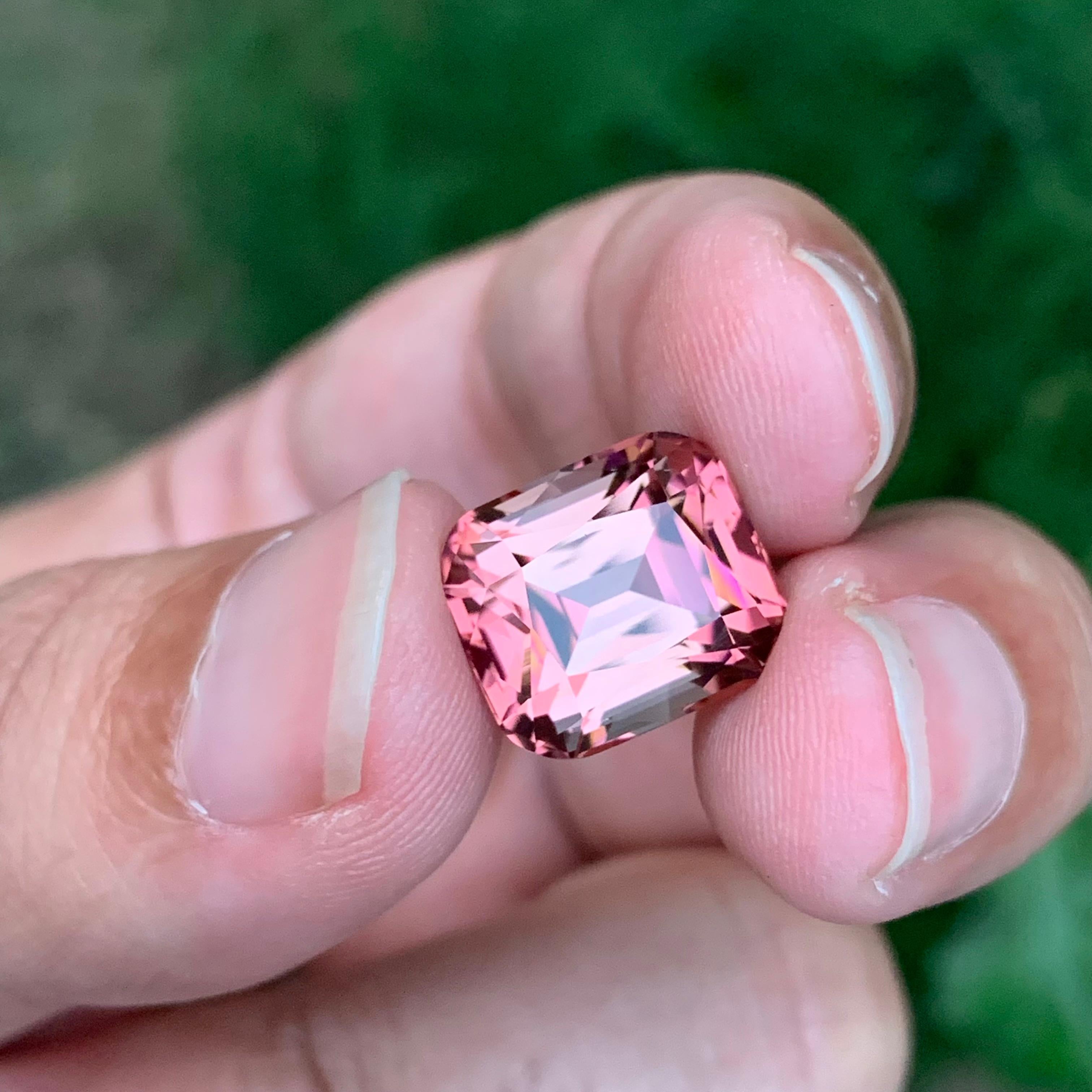 Splendida tormalina rosa sfusa di 10,65 carati a forma di cuscino in vendita 3