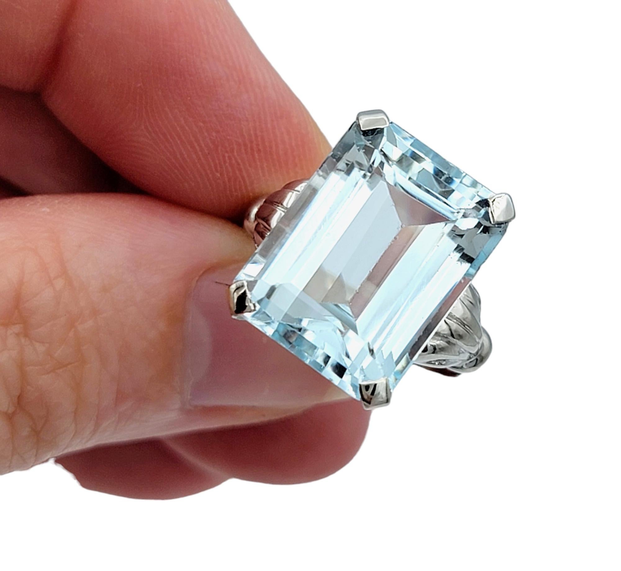 10.66 Carat Emerald Cut Aquamarine Solitaire Ring Set in 14 Karat White Gold en vente 4