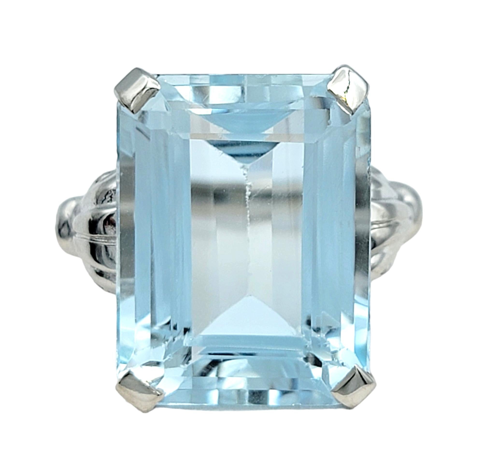 Contemporain 10.66 Carat Emerald Cut Aquamarine Solitaire Ring Set in 14 Karat White Gold en vente