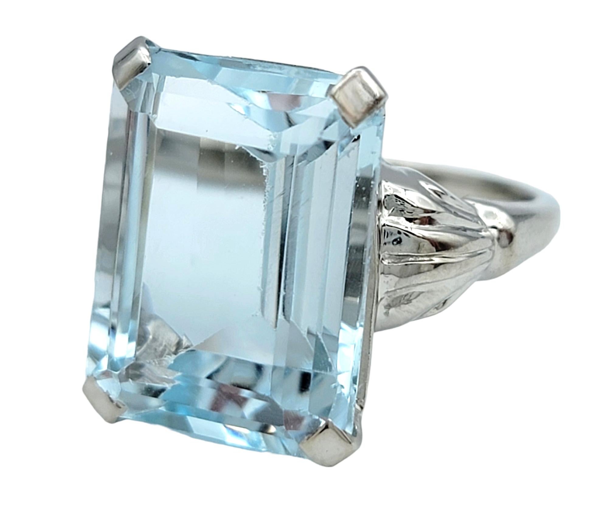 Taille émeraude 10.66 Carat Emerald Cut Aquamarine Solitaire Ring Set in 14 Karat White Gold en vente
