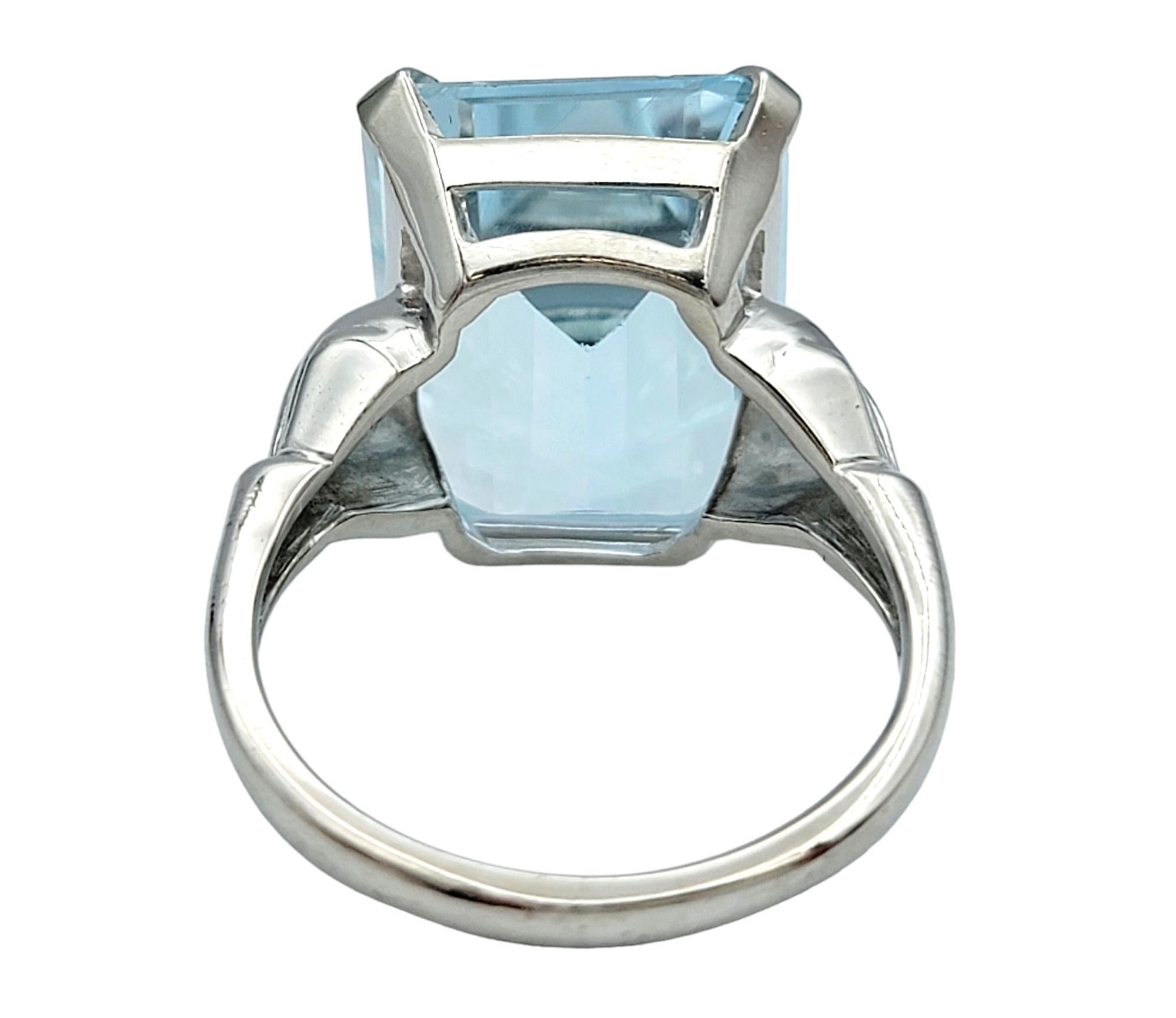 10.66 Carat Emerald Cut Aquamarine Solitaire Ring Set in 14 Karat White Gold en vente 1