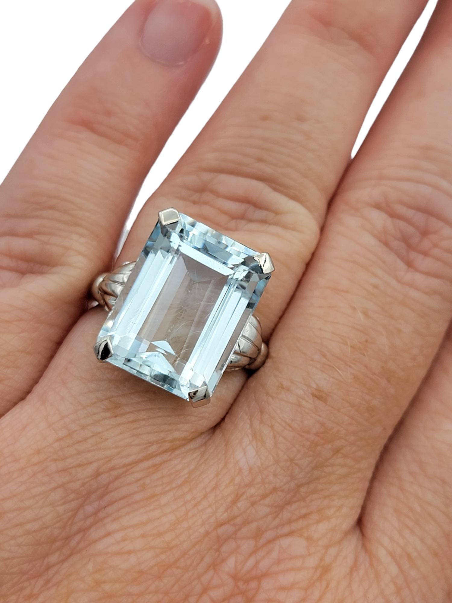 10.66 Carat Emerald Cut Aquamarine Solitaire Ring Set in 14 Karat White Gold en vente 3