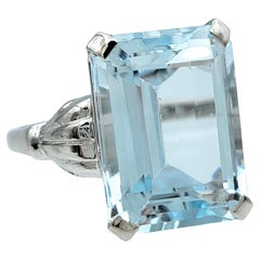 Anello solitario con acquamarina taglio smeraldo da 10,66 carati in oro bianco 14 carati
