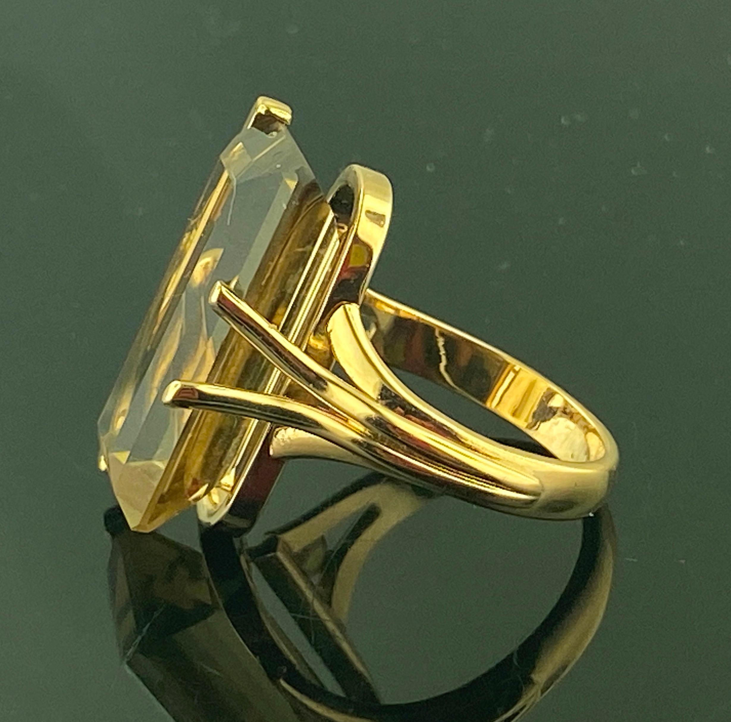 10.66 Carat Emerald Cut Smokey Quartz Ring in Yellow Gold For Sale 1