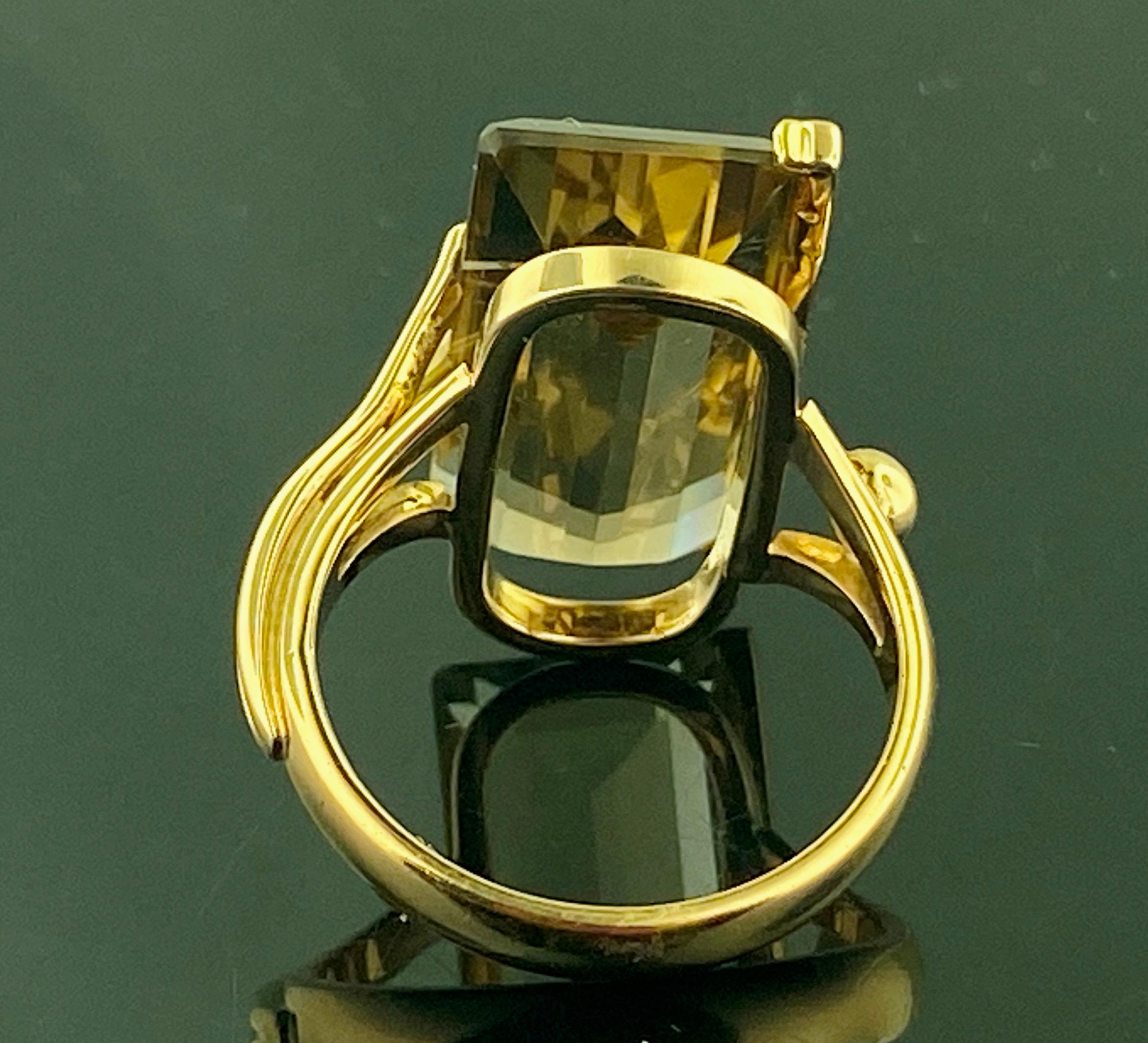 10.66 Carat Emerald Cut Smokey Quartz Ring in Yellow Gold For Sale 2