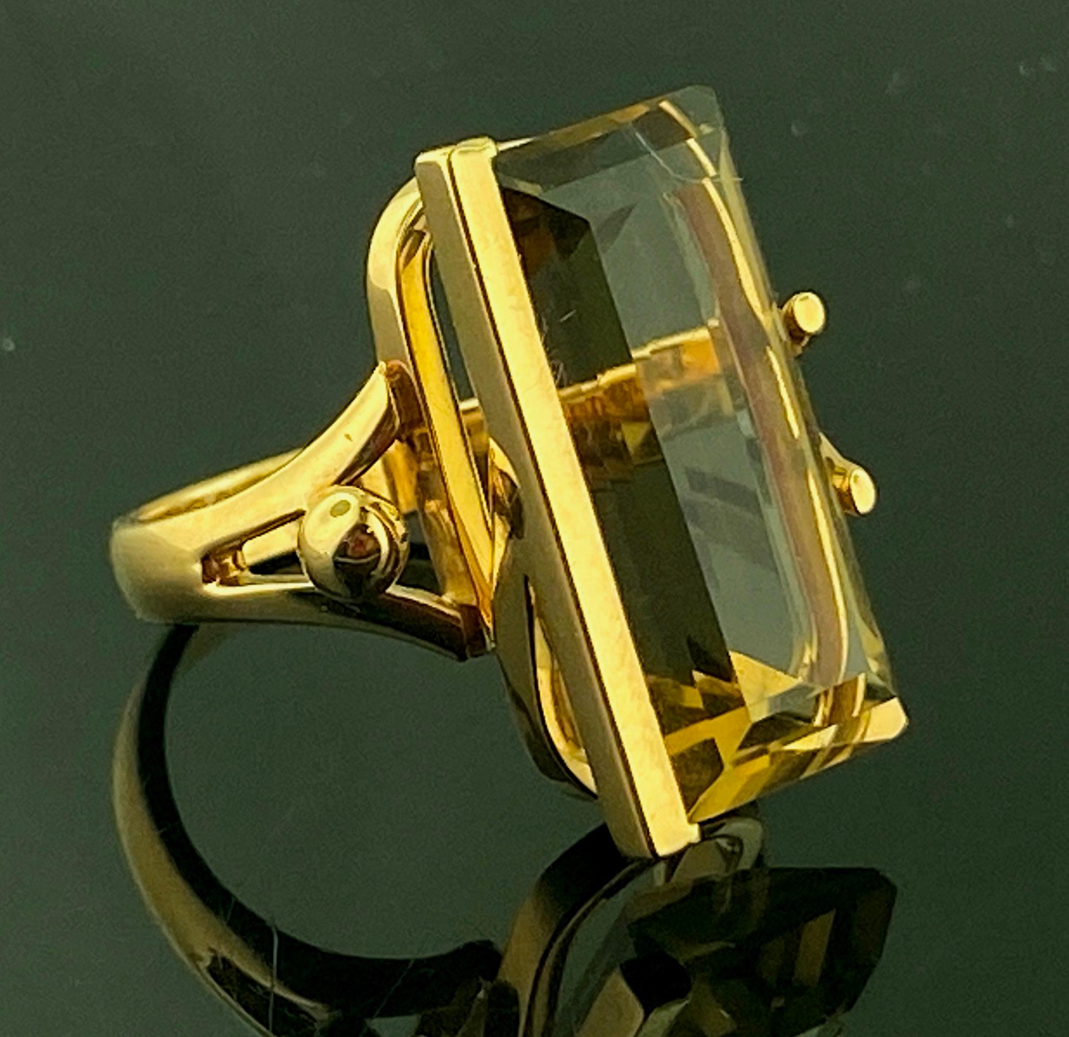 10.66 Carat Emerald Cut Smokey Quartz Ring in Yellow Gold For Sale 4