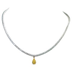 Pendentif 10.66 Carat Fancy Intense Yellow  Collier de tennis en or 18 carats et diamants.