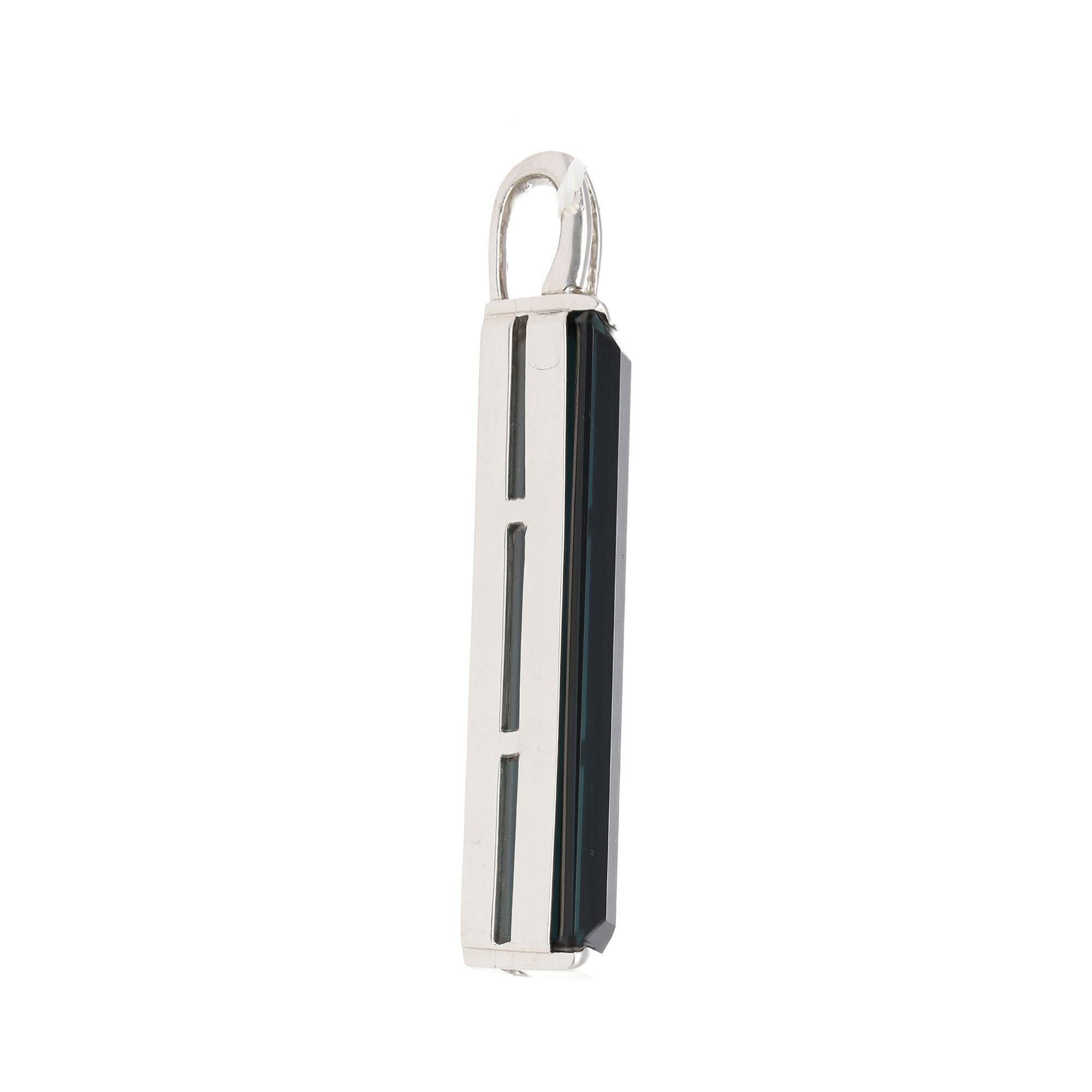 Colgante de barra vertical de platino con turmalina indicolita de 10,66 quilates Corte esmeralda en venta