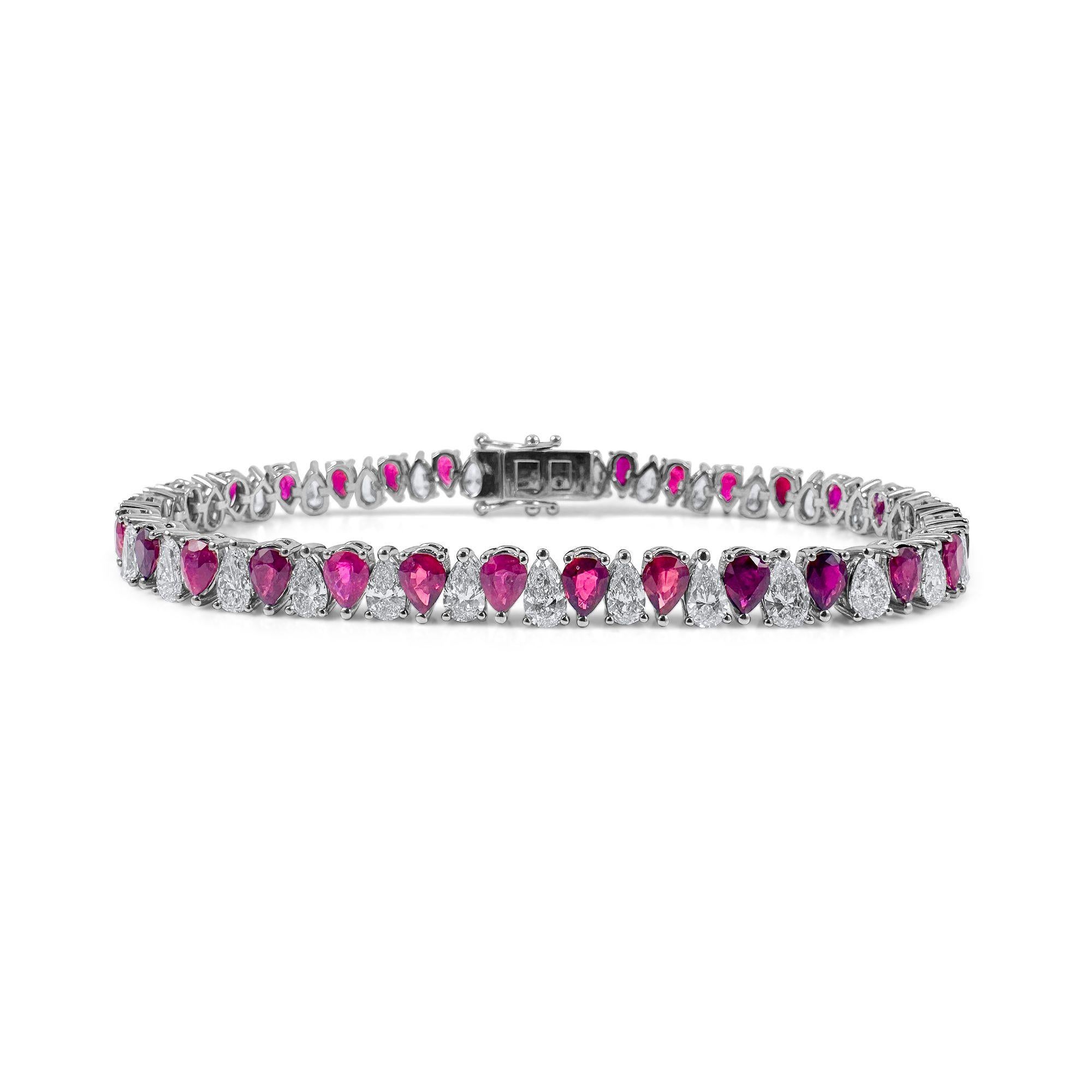 Questo braccialetto tennis con diamanti a forma di pera, straordinario esempio di brillantezza e raffinatezza, è una vera e propria dichiarazione di lusso. Realizzato a mano in luminoso oro bianco 14K, sfoggia ben 10,66 carati di diamanti, disposti