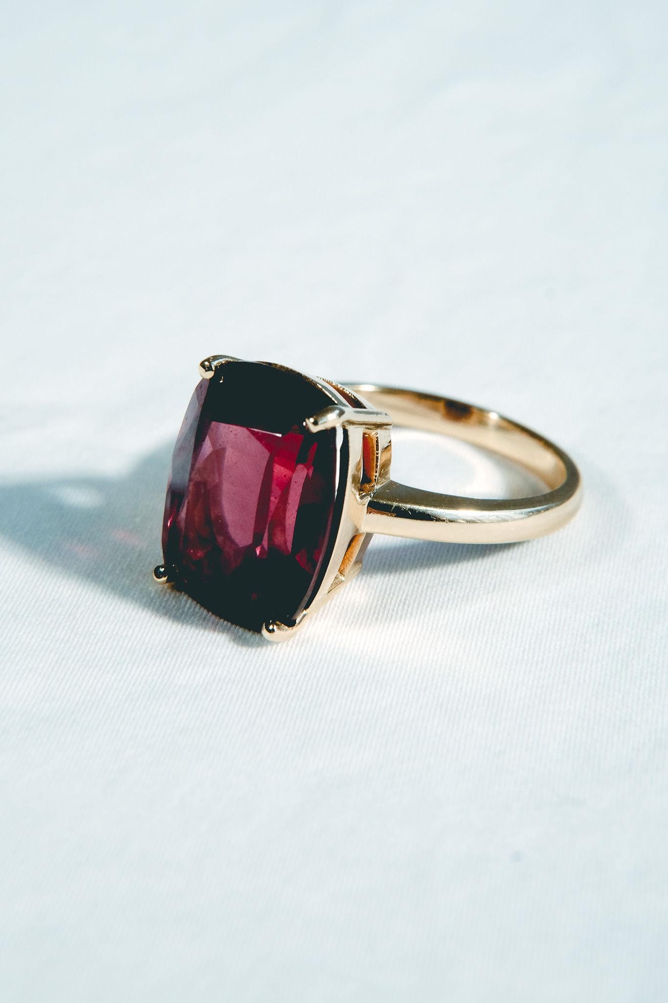 Women's or Men's 10.66ct Rhodolite Solitaire Ring-Cushion Cut-18KT Yellow Gold-GIA Certified For Sale