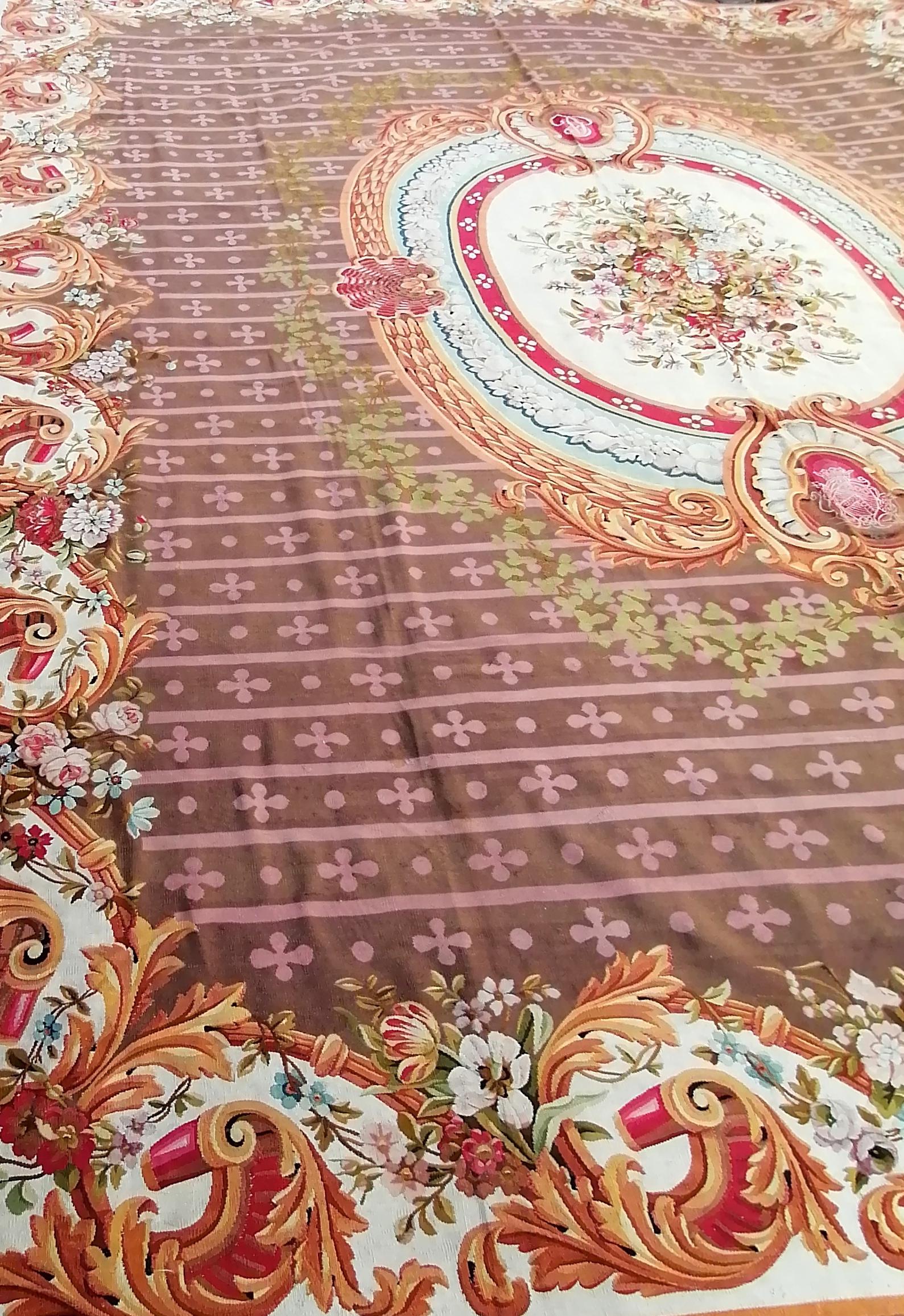 1068 - Beautiful and large 19th century French Aubusson rug with a beautiful decorative design in French Louis XIV style, and natural colors, completely hand-woven with wool on a cotton base.