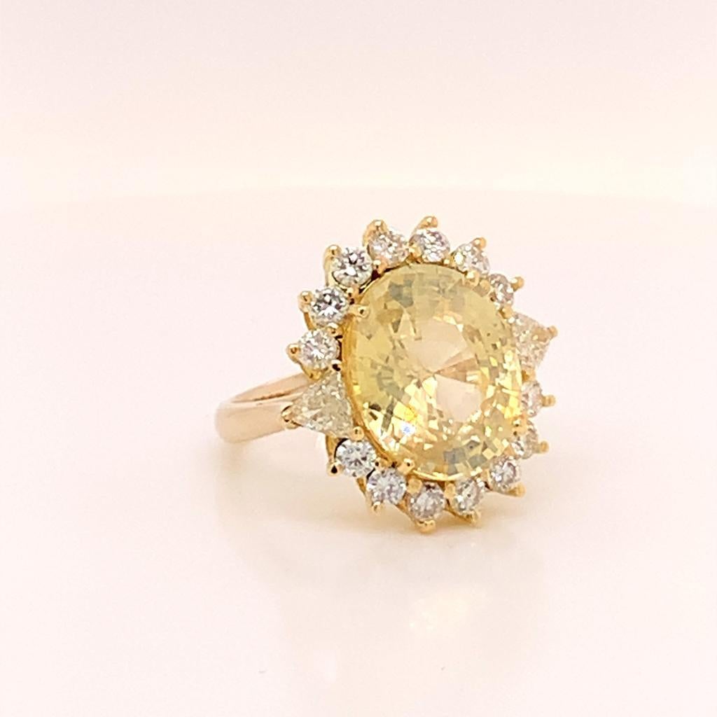 10.68 Carat Oval Cut Unheated Yellow Sapphire and Diamond Ring in Yellow Gold In New Condition For Sale In London, GB
