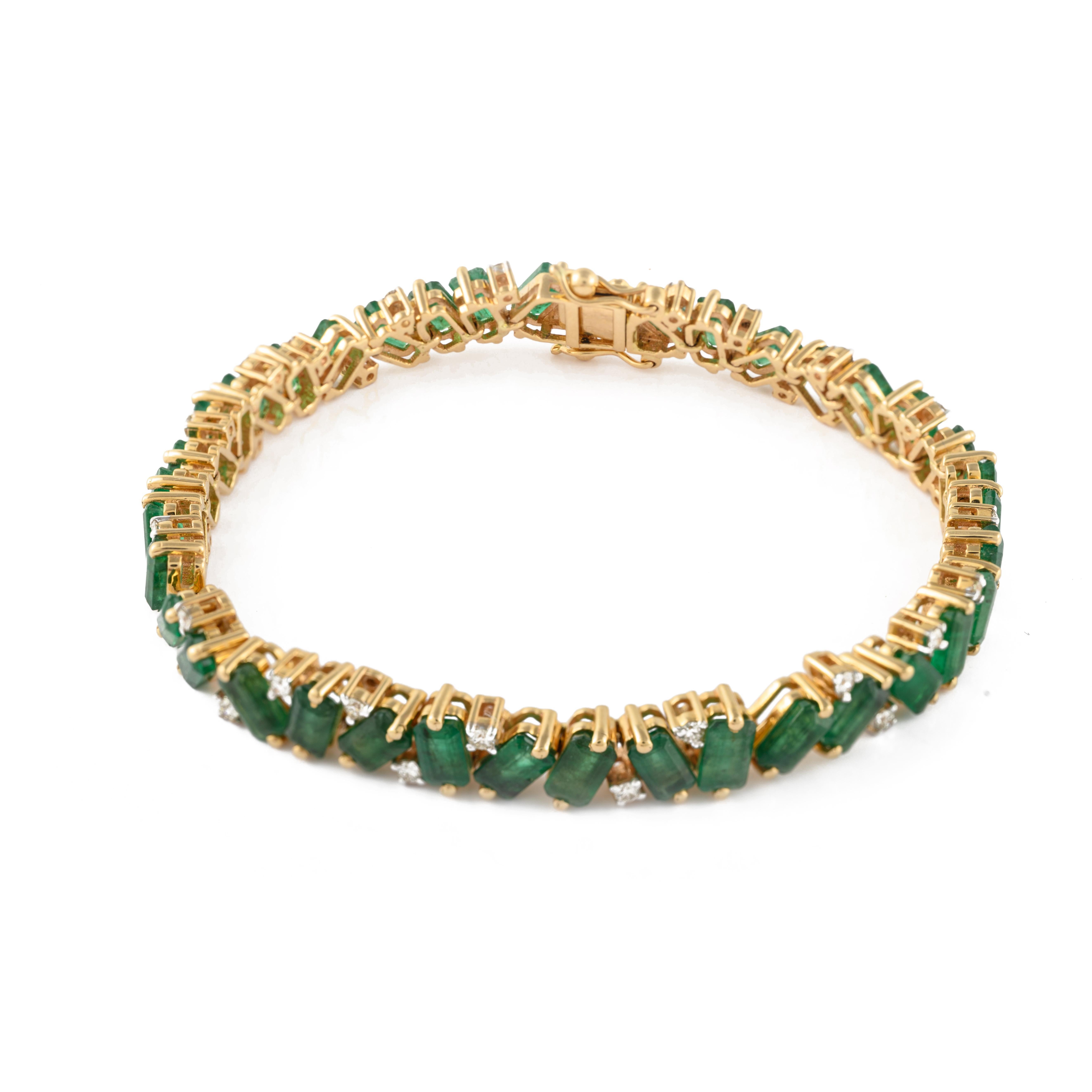 Contemporary 10.68 ct Brilliant Diamond and Emerald Tennis Bracelet in 14K Solid Yellow Gold For Sale