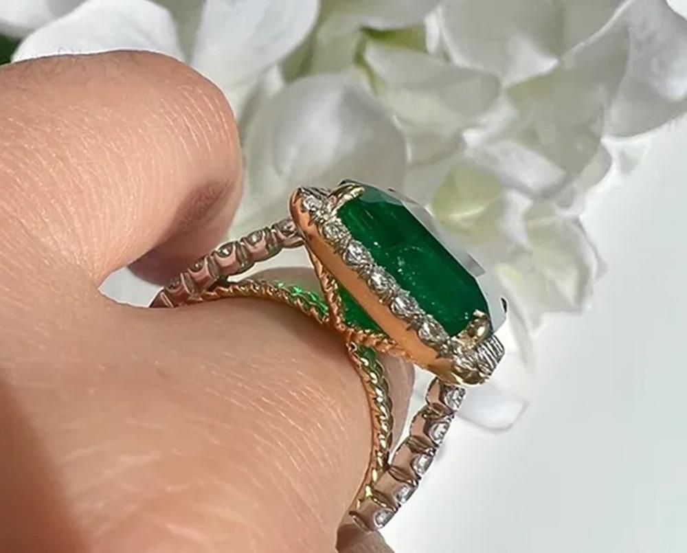 10.68 CTS Emerald EC Ring In New Condition For Sale In New York, NY
