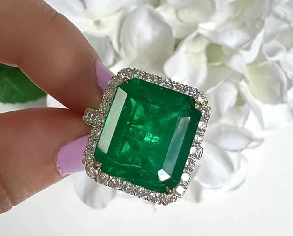 Women's 10.68 CTS Emerald EC Ring For Sale