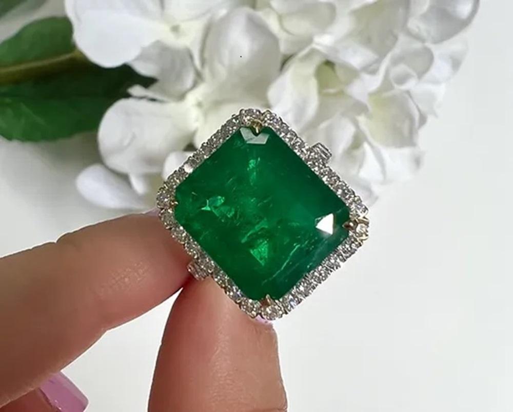 10.68 CTS Emerald EC Ring For Sale 1