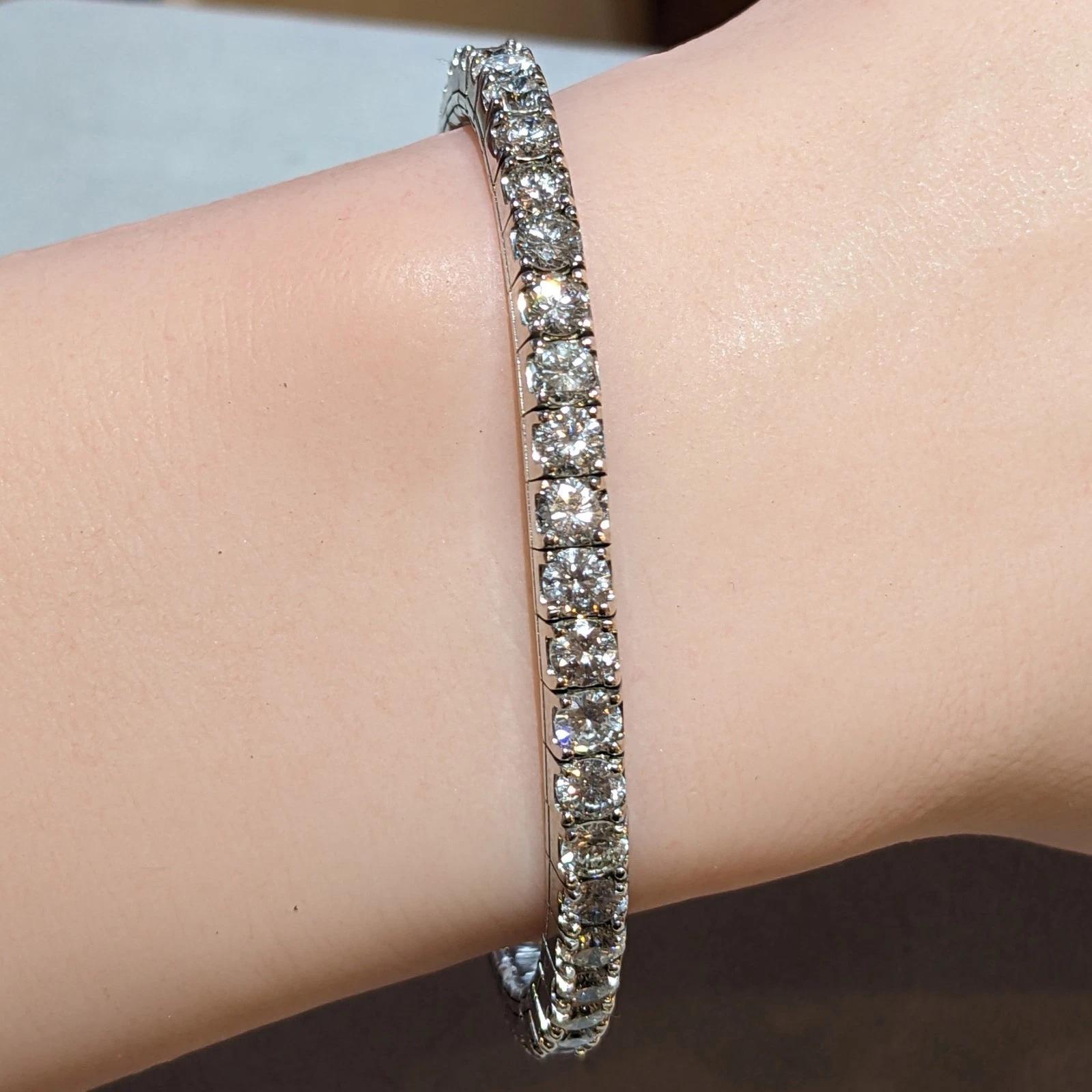 10.68 cttw Round Diamond Expandable Bangle in 14k White Gold 

Diamond Expandable Bangle Bracelet features 48 Round Brilliant Diamond individually set with four prongs in an expandable 14k White Gold setting.

Total diamond weight is 10.68