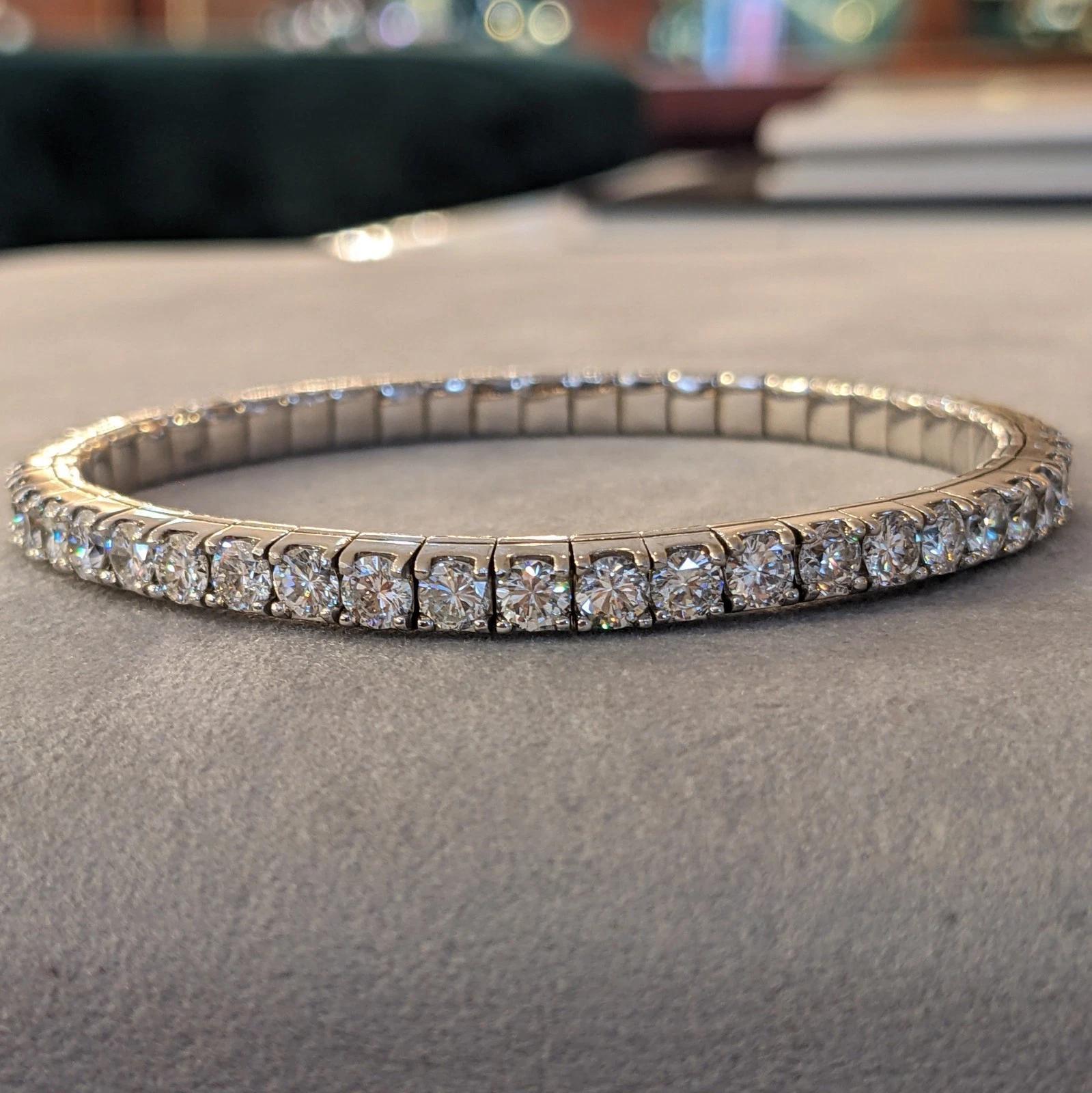 Taglio rotondo 10.68 cttw Round Diamond Expandable Bangle in 14k White Gold in vendita