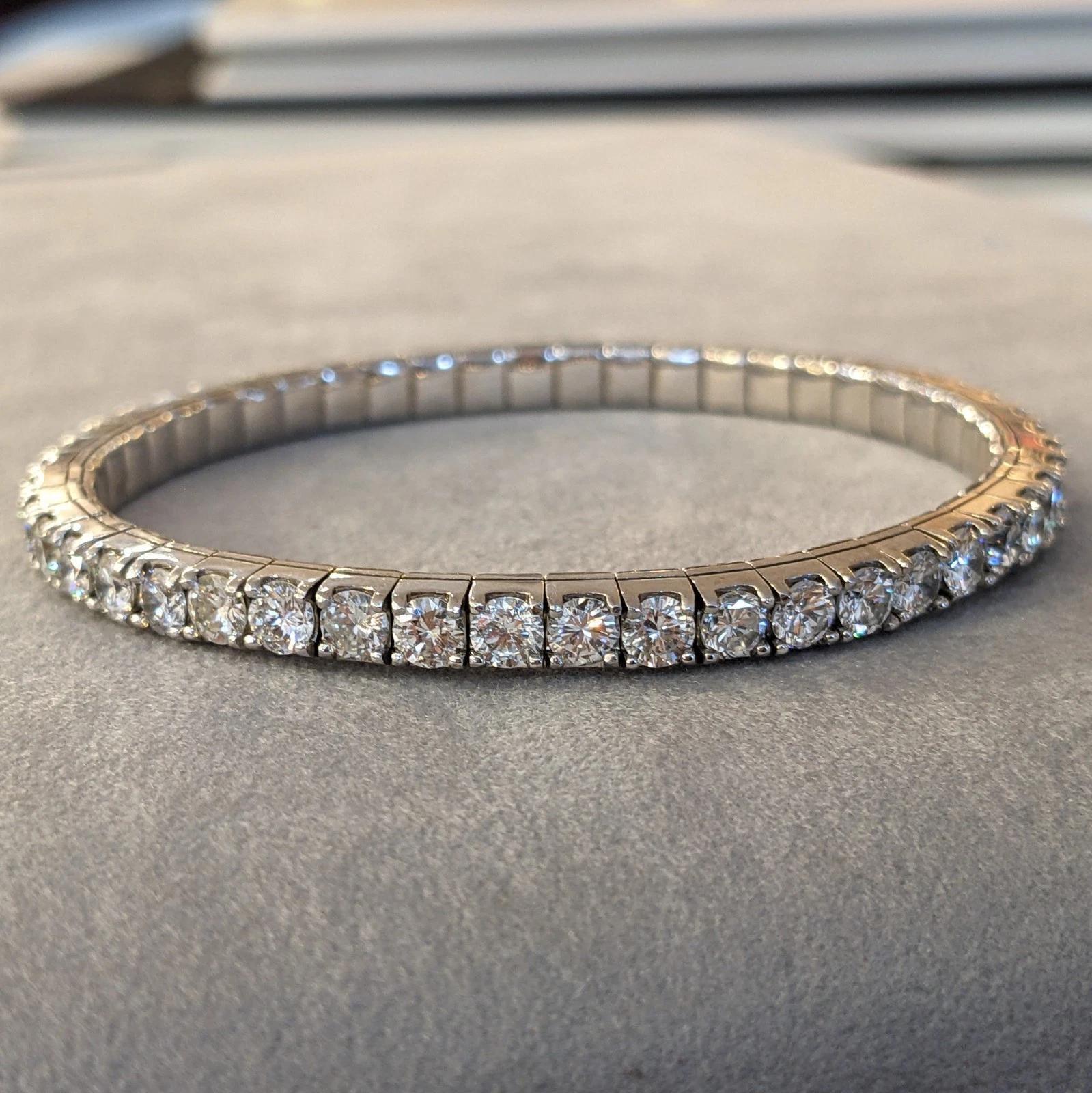 10.68 cttw Round Diamond Expandable Bangle in 14k White Gold In condizioni ottime in vendita a La Jolla, CA