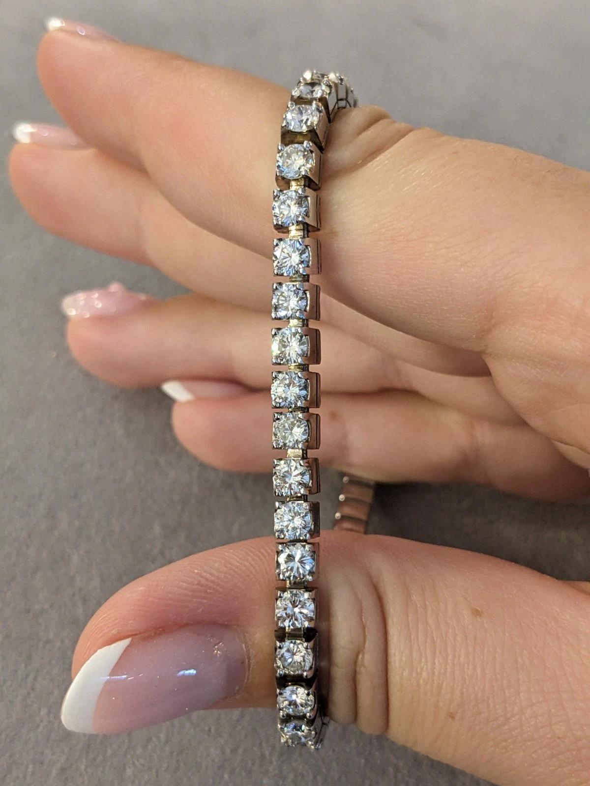 Donna 10.68 cttw Round Diamond Expandable Bangle in 14k White Gold in vendita