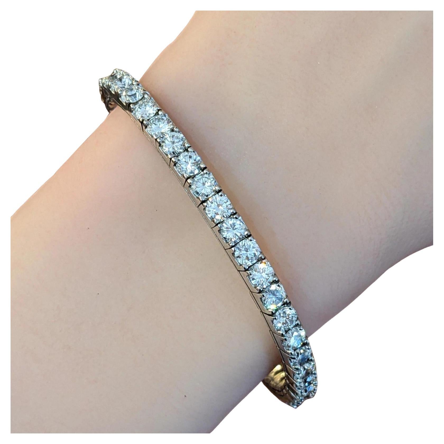 10.68 cttw Round Diamond Expandable Bangle in 14k White Gold in vendita