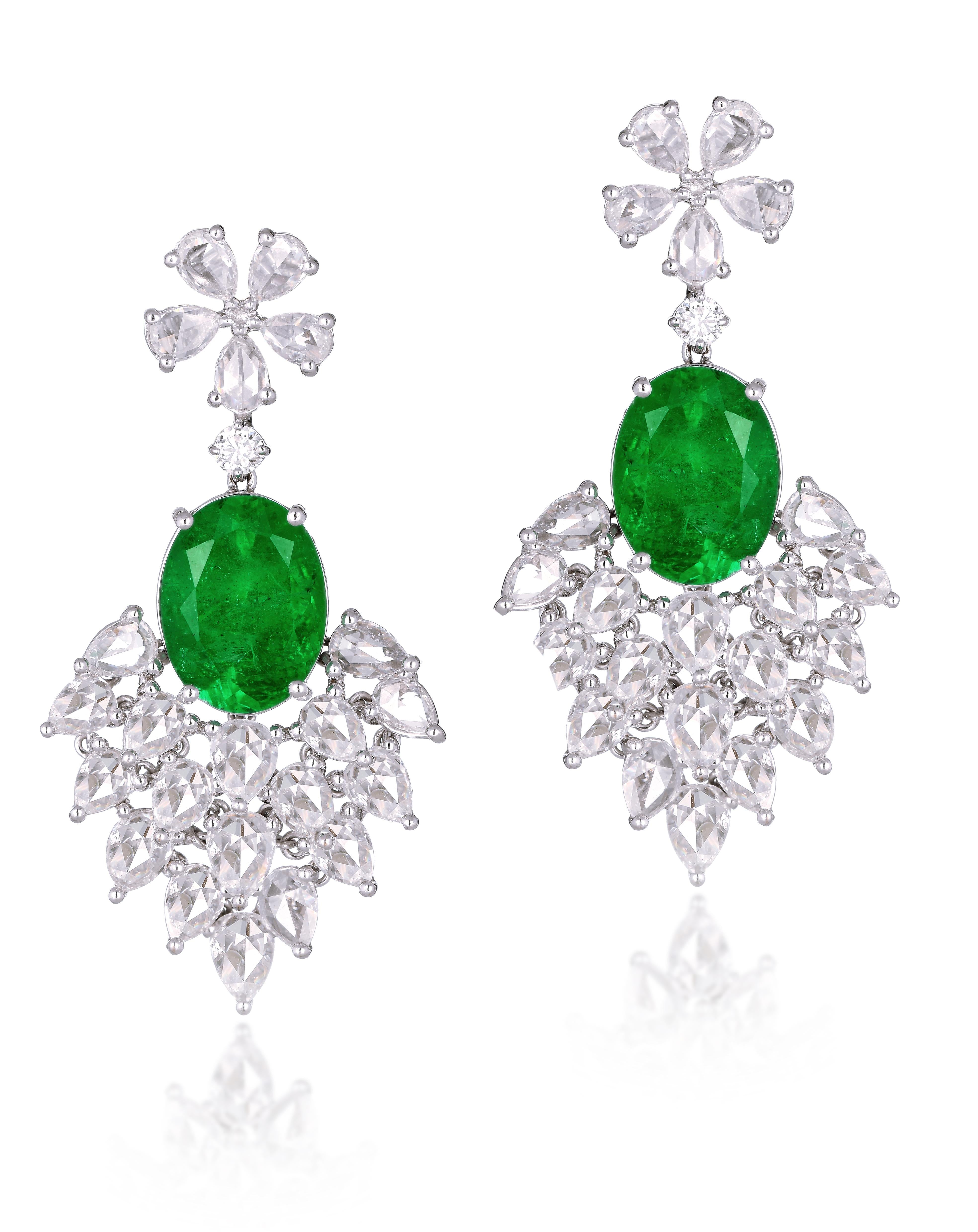 10.69 Carat Columbian Emerald Earrings with 8.3 Carat Diamonds In New Condition For Sale In Mumbai, Maharashtra