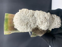 1069 Gramm Tri Color Turmalin-Exemplar mit Albit und Rauchquarz angehängt