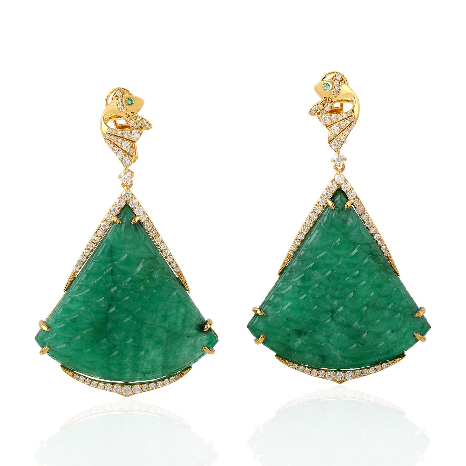 106,99 Karat geschnitzter Smaragd 18 Karat Gold Fischschleife Diamant-Ohrringe (Kunsthandwerker*in) im Angebot