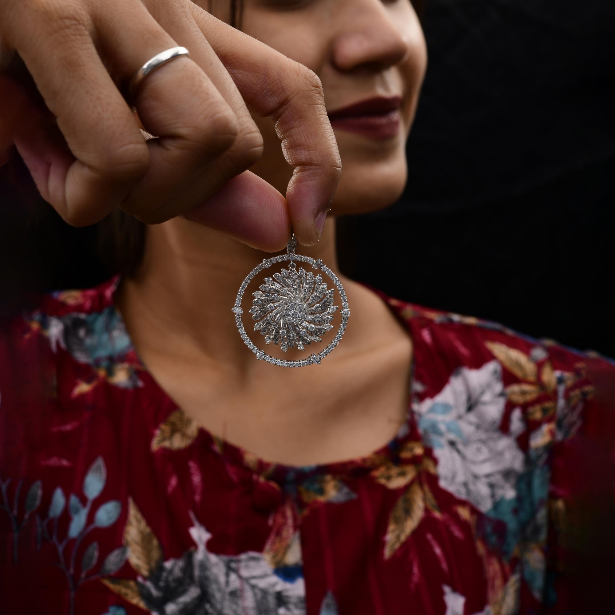 Taglio rotondo Collana con ciondolo floreale con vortice di diamanti da 1,06 carati SI/H in oro bianco 14 carati in vendita