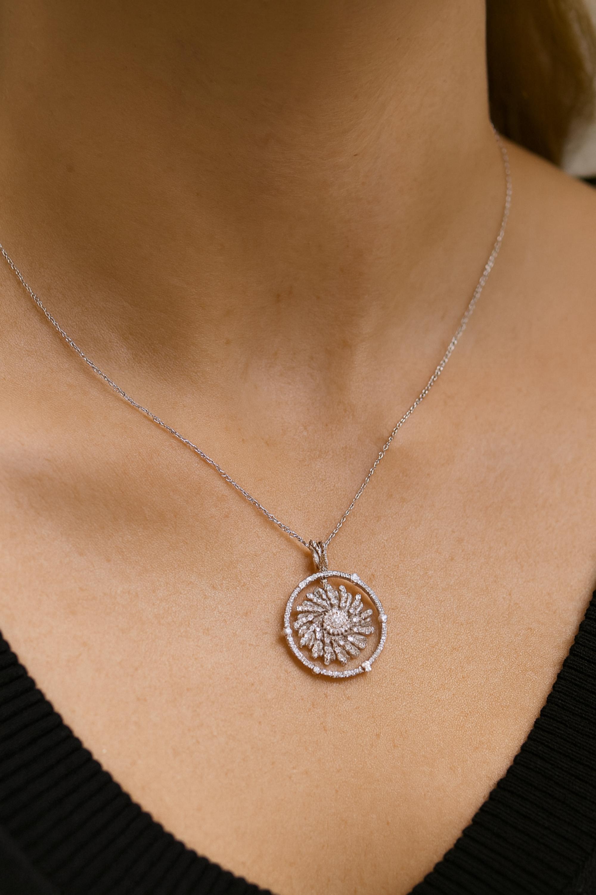 La collana con ciondolo in oro bianco 18 carati 1,06 carati SI/H Diamond Swirl Floral è caratterizzata da un cluster di diamanti taglio rotondo incastonati al centro con linee curve che creano una struttura simile a un vortice. Diamante a raggiera
