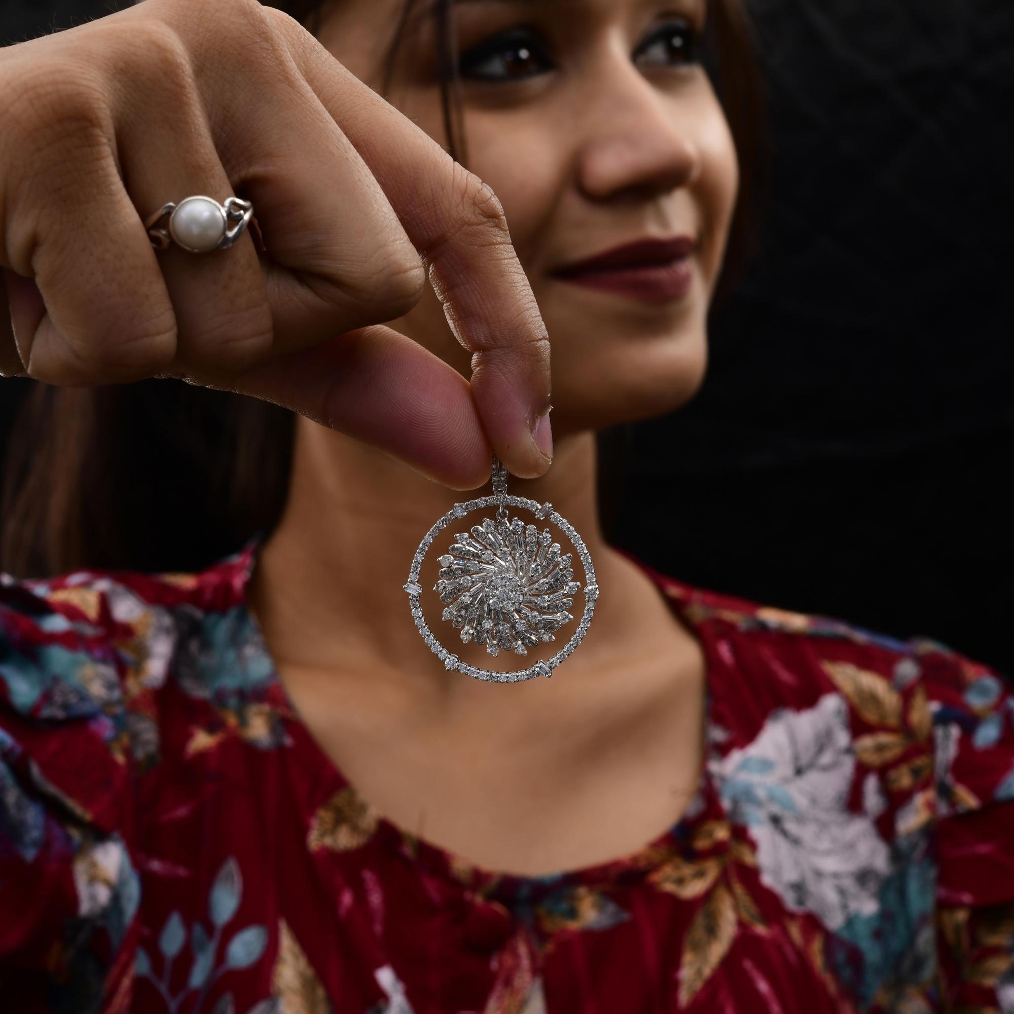 Collana con ciondolo floreale con vortice di diamanti da 1,06 carati SI/H Oro bianco 18 carati In condizioni Nuovo in vendita a Diera, Dubai