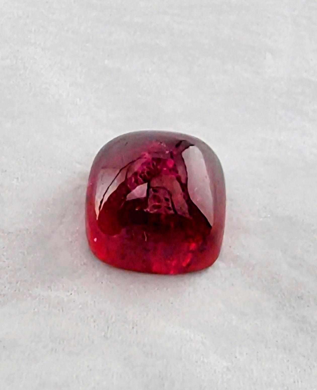 Scopri il fascino accattivante della nostra gemma cabochon di tormalina rossa Rubelite da 10,6 carati. Questa squisita gemma presenta una tonalità rossa ricca e profonda che è vibrante e ipnotica. Il taglio a cabochon esalta la sua bellezza