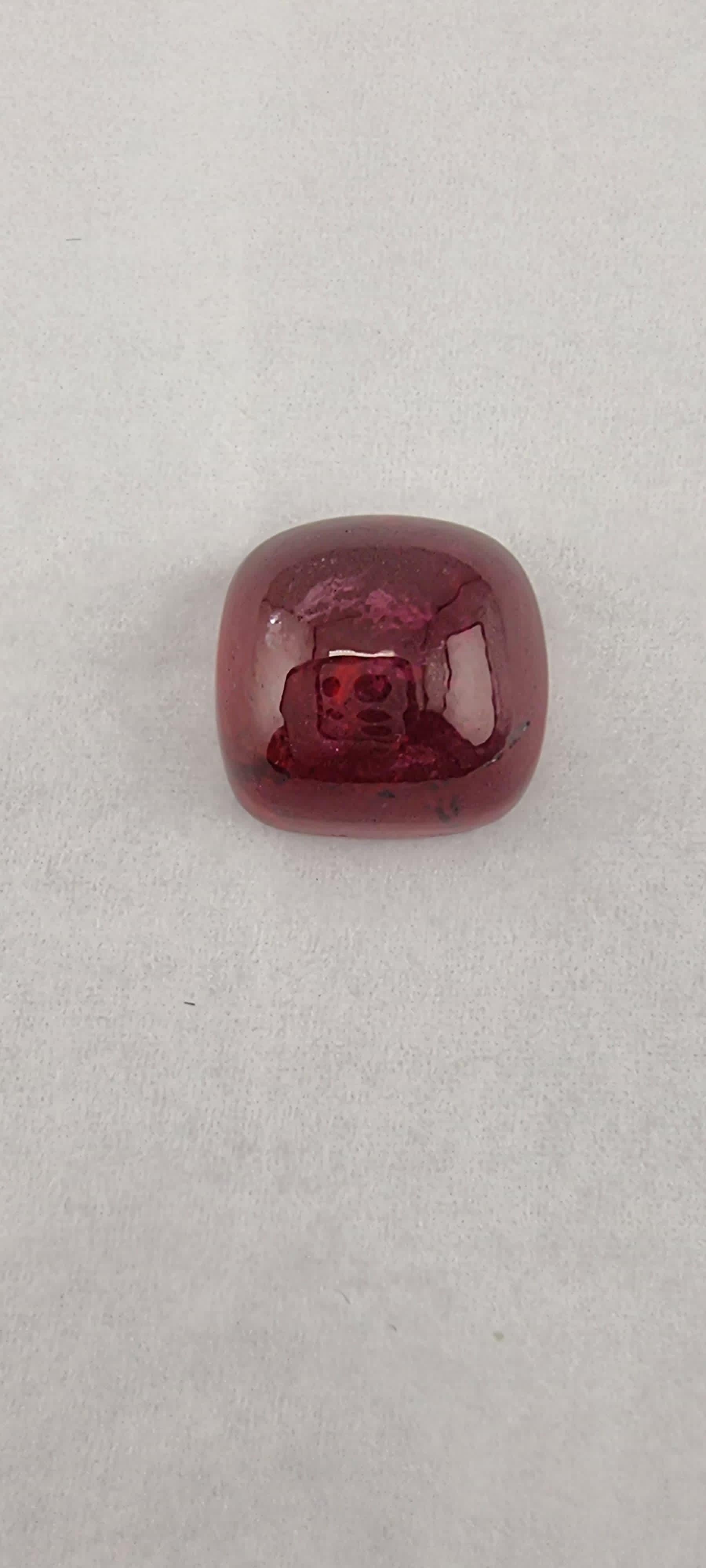 Artigiano 10.6ct Gemma cabochon di tormalina rossa rubelite in vendita