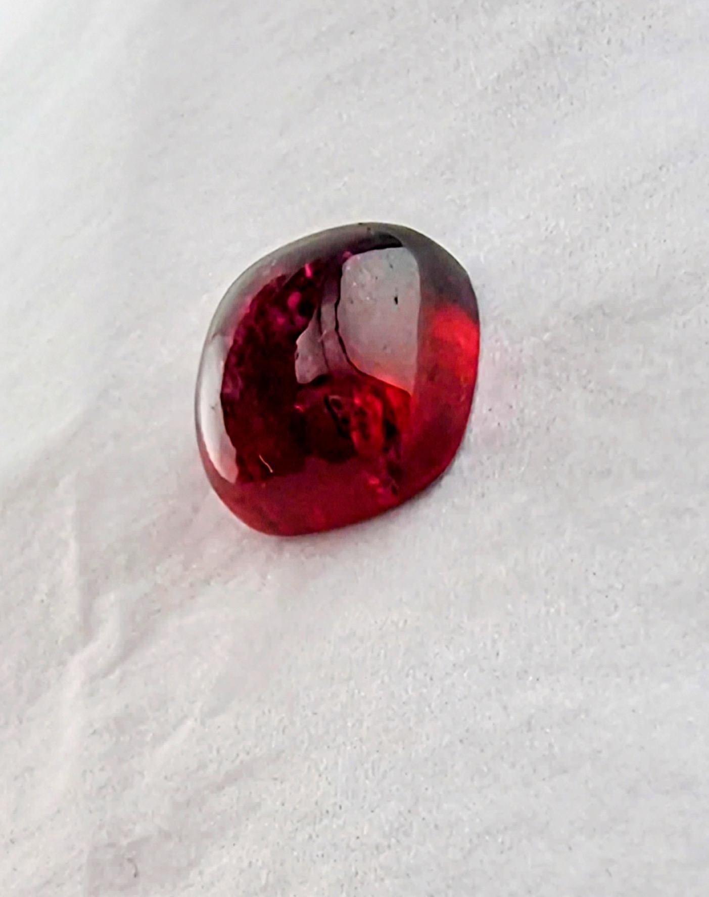 Taglio cuscino 10.6ct Gemma cabochon di tormalina rossa rubelite in vendita