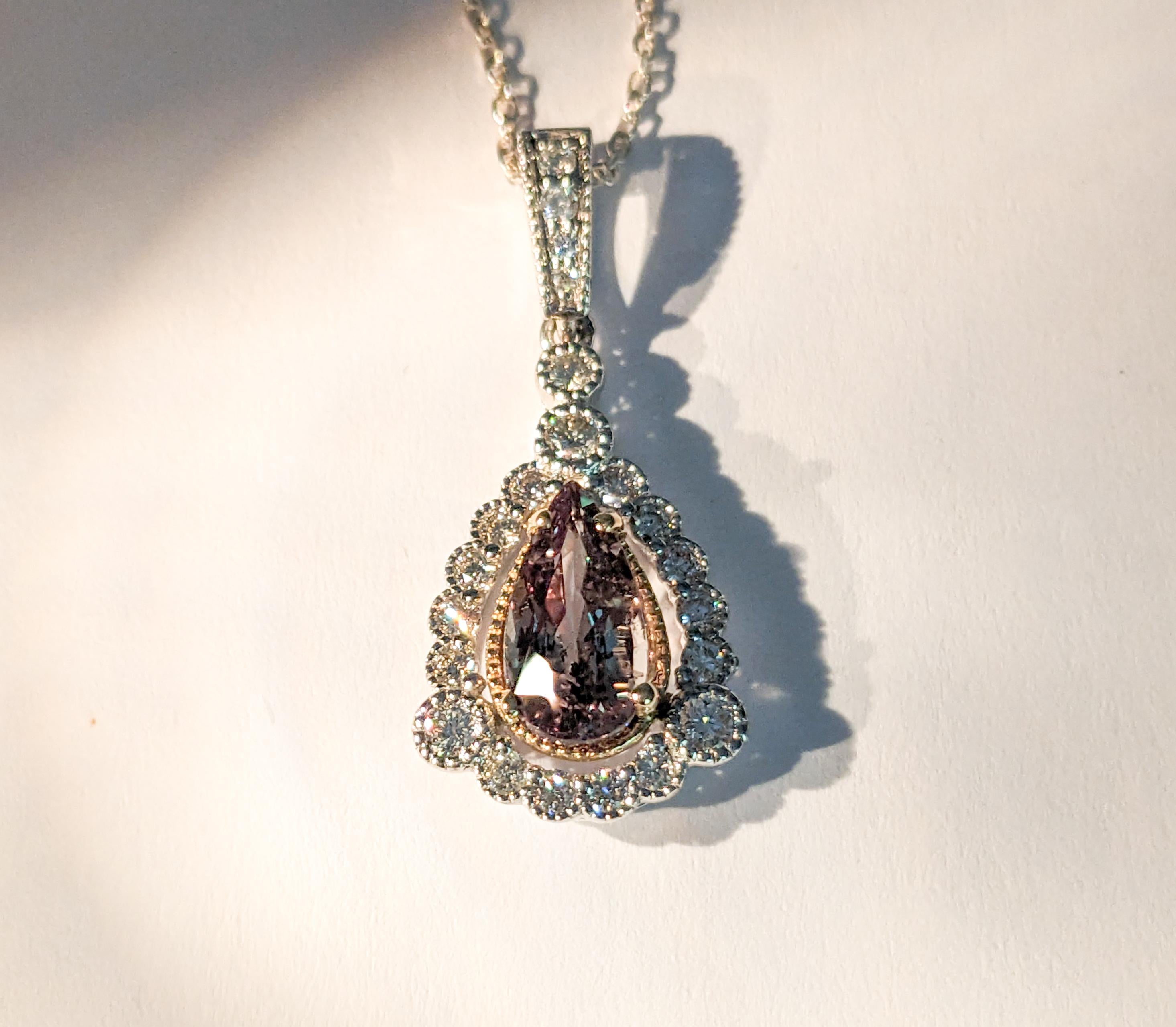 Contemporaneo Ciondolo di alessandrite GIA da 1,06 ct con diamanti in oro bicolore in vendita