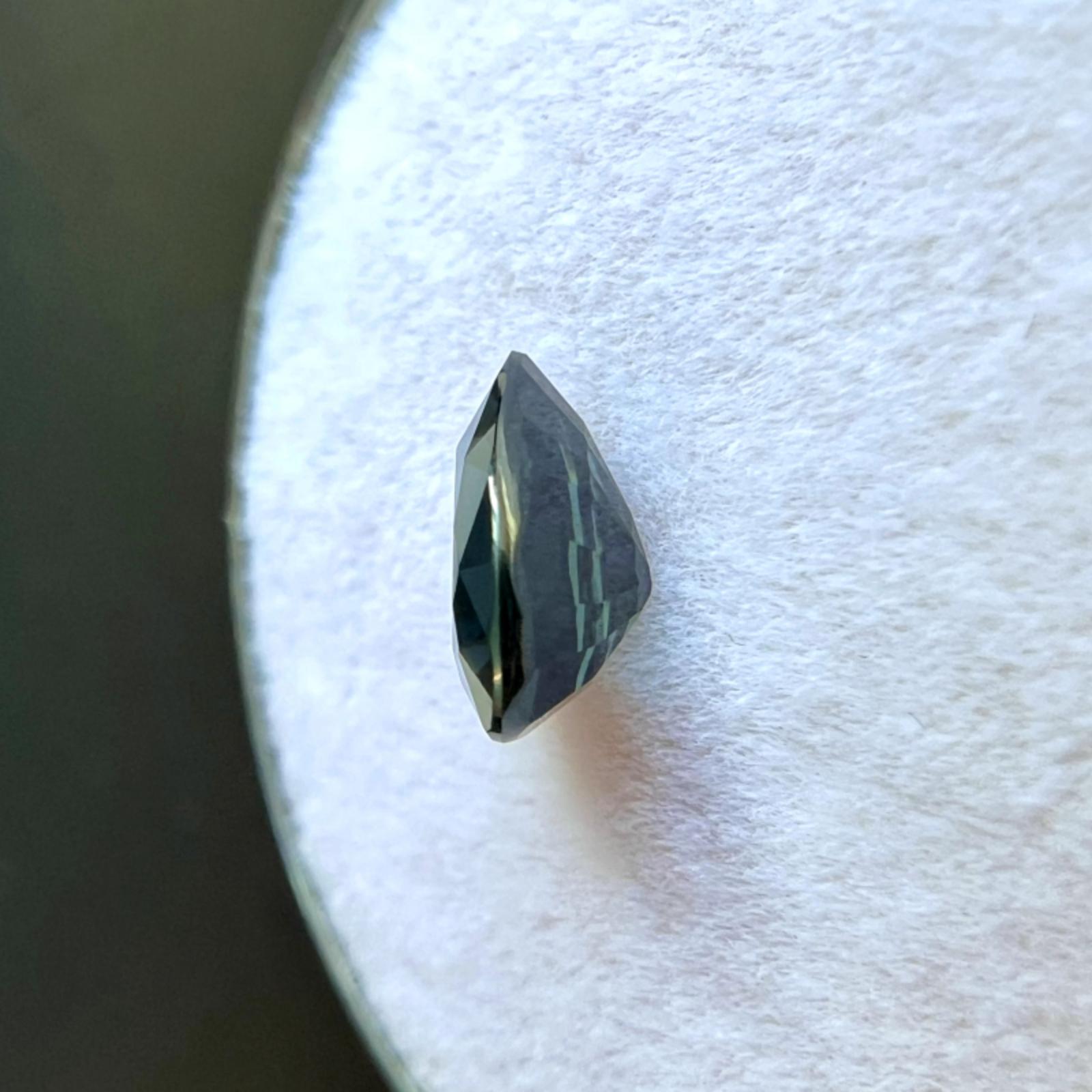 Femenino o masculino 1,06 ct Zafiro azul profundo sin tratar certificado por la GIA Lágrima de pera azul 7,2x5,4 mm en venta