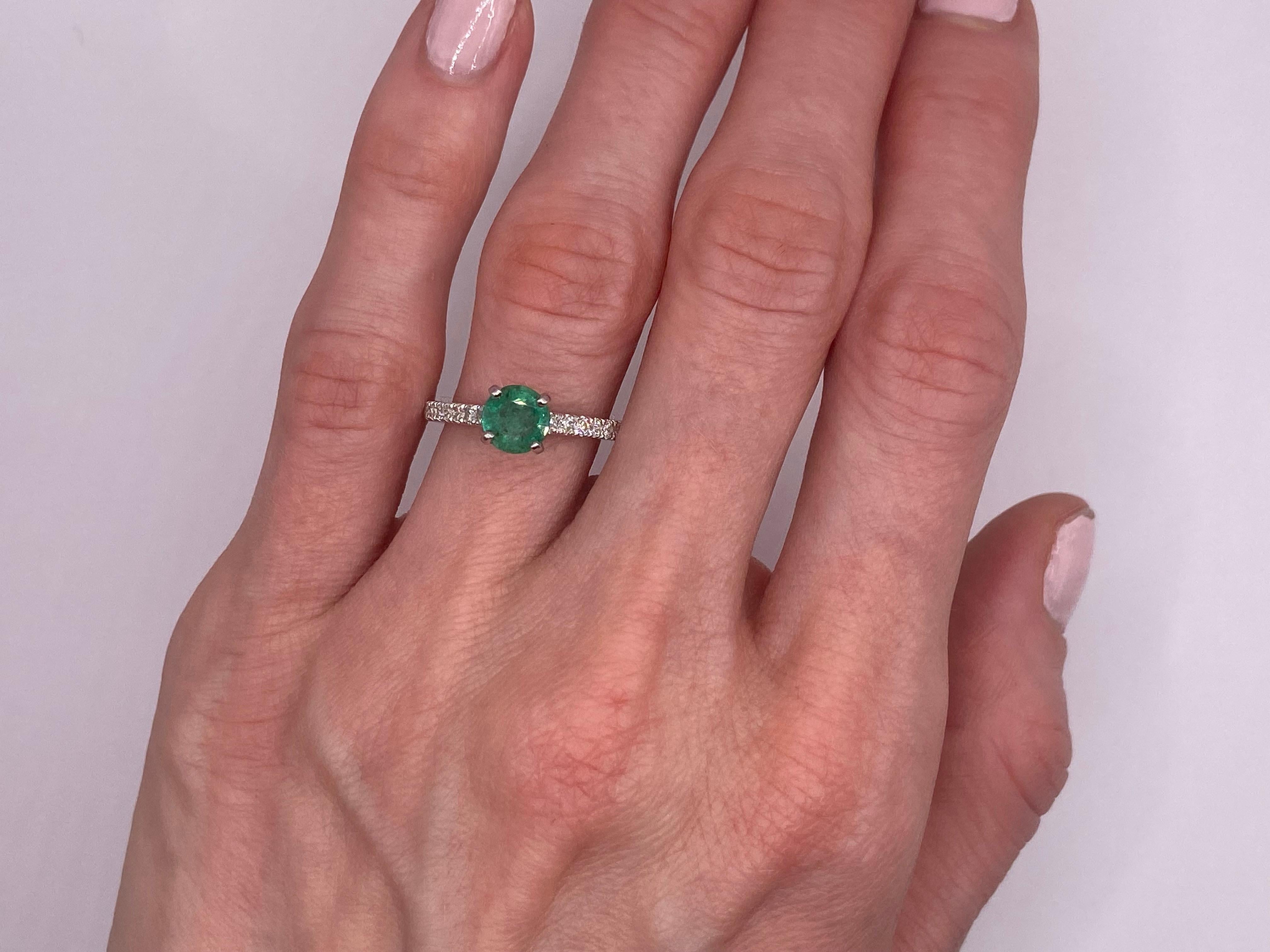 Round Cut 1.06ct Green Emerald & Diamond Pave Ring in 14KT White Gold For Sale
