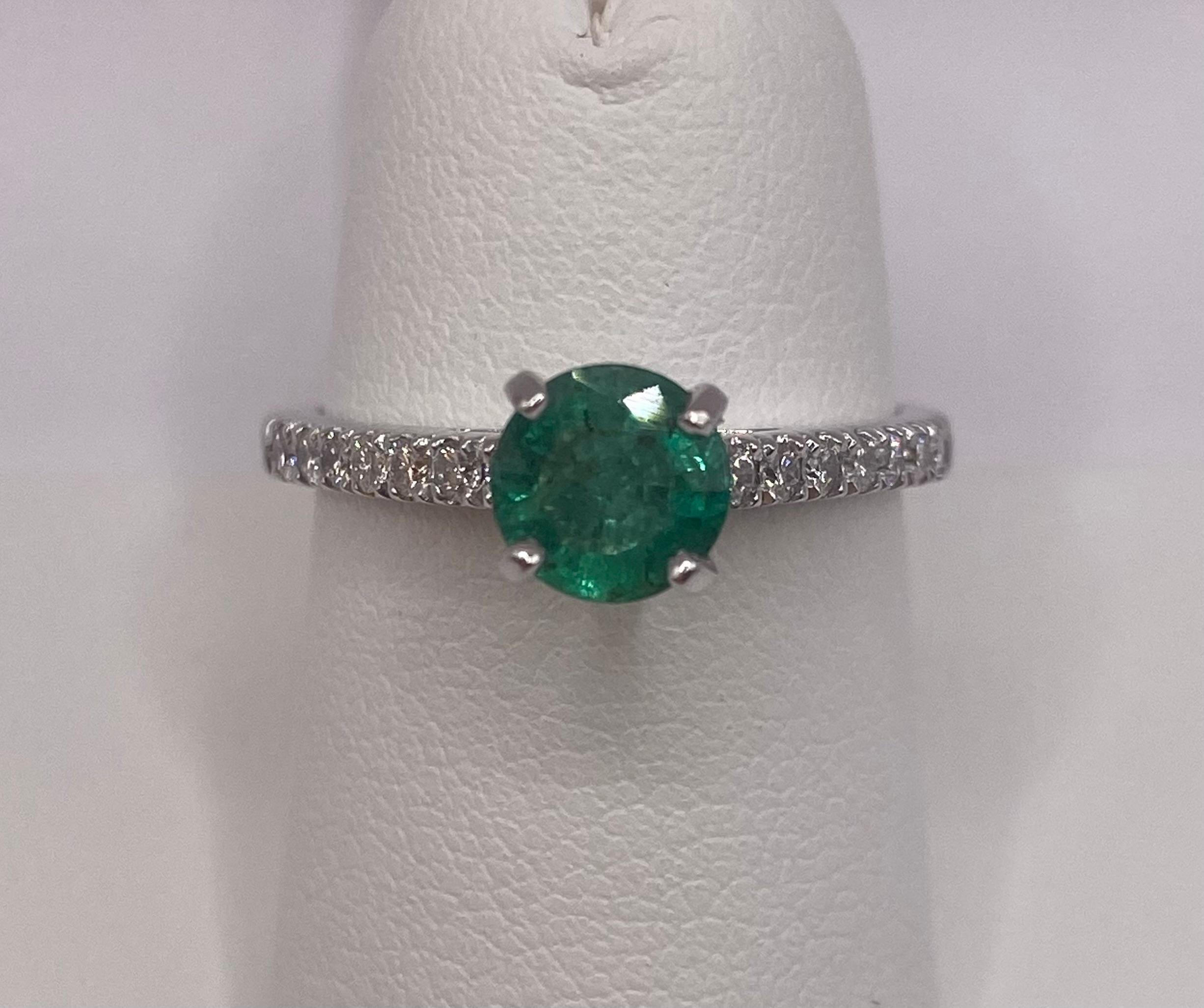 1.06ct Green Emerald & Diamond Pave Ring in 14KT White Gold In New Condition For Sale In New York, NY