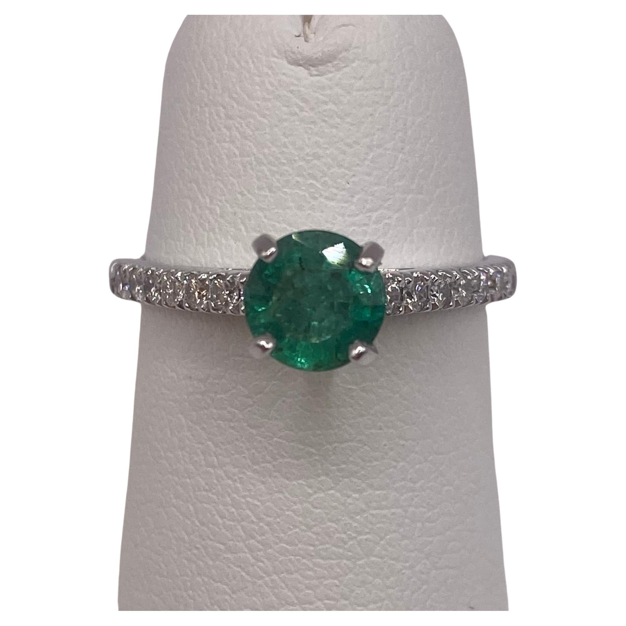 1,06 Karat Grüner Smaragd & Diamant Pave-Ring aus 14KT Weißgold im Angebot